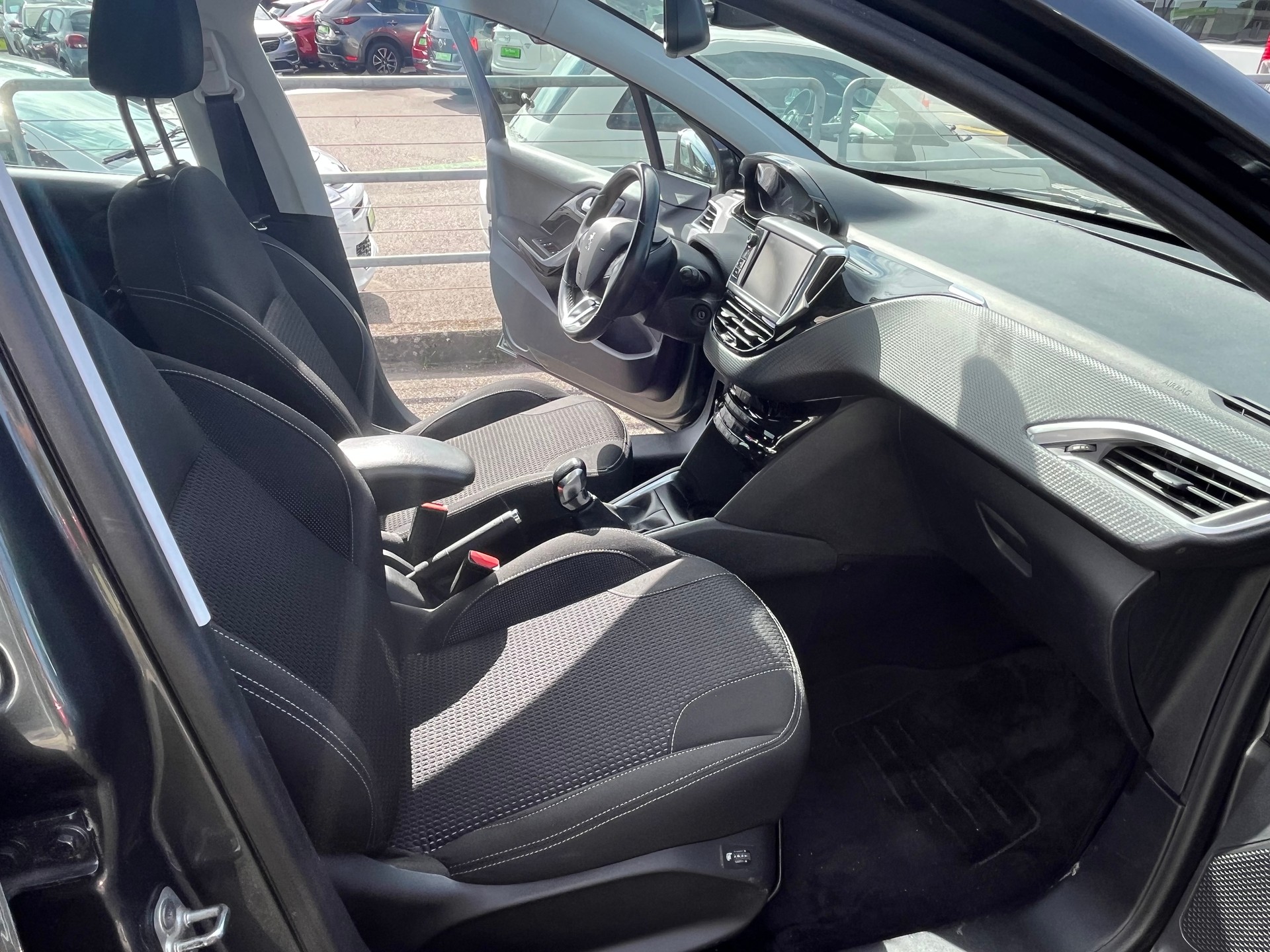 PEUGEOT 208 1.2 PureTech Allure-image-7