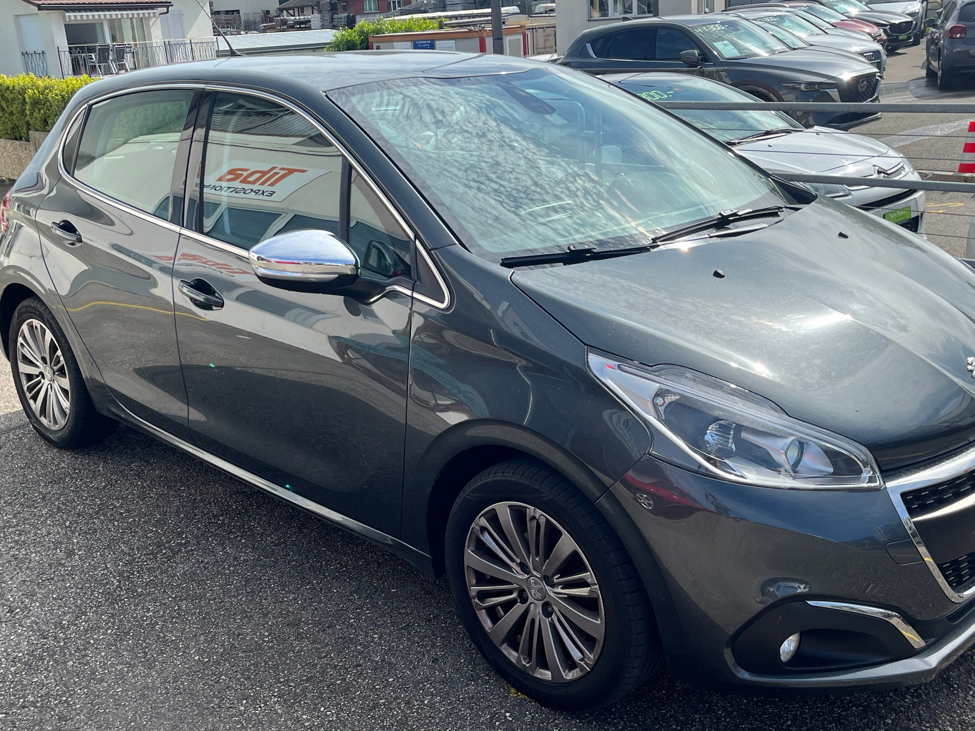PEUGEOT 208 1.2 PureTech Allure-image-1