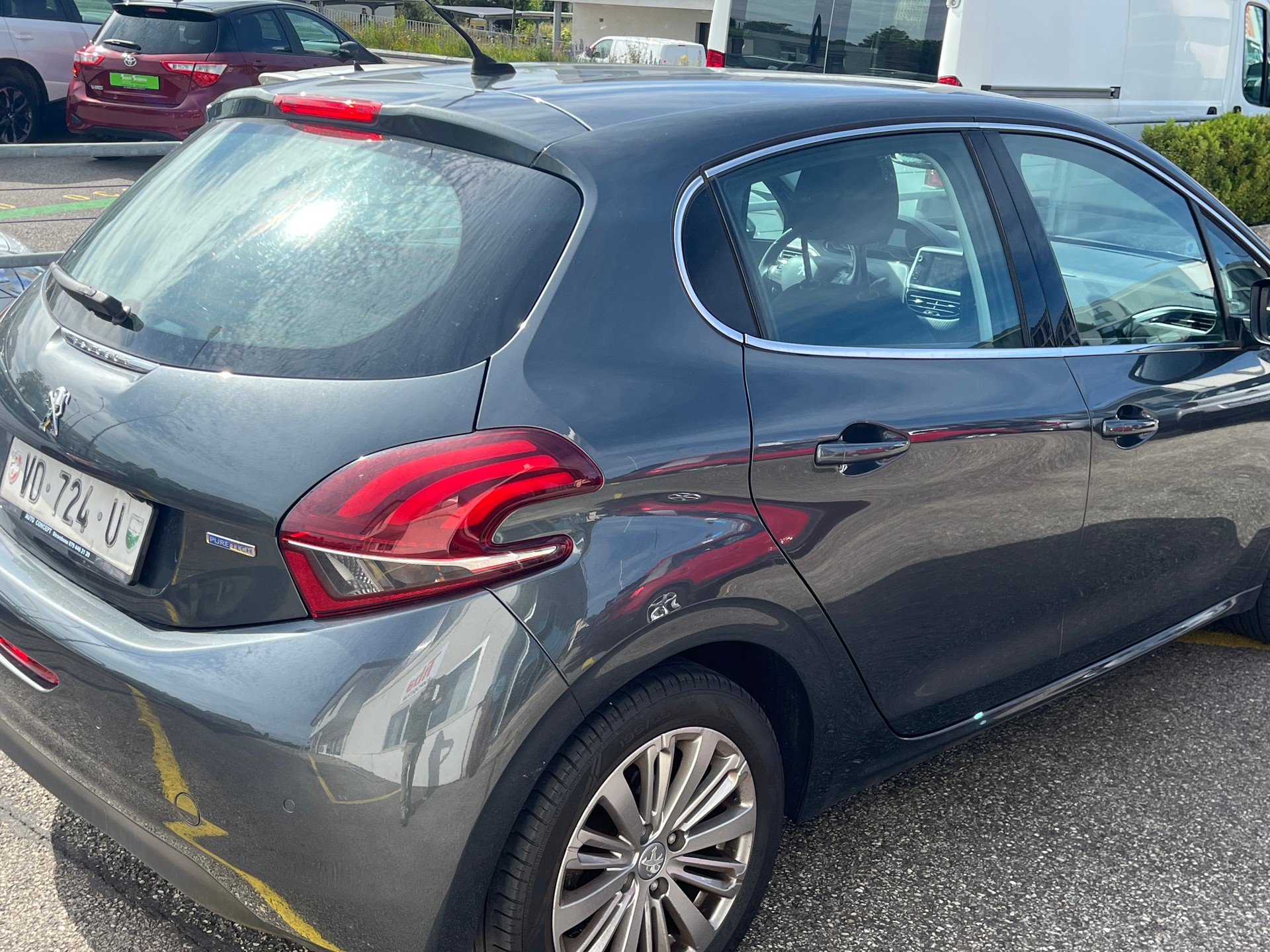 PEUGEOT 208 1.2 PureTech Allure-image-2