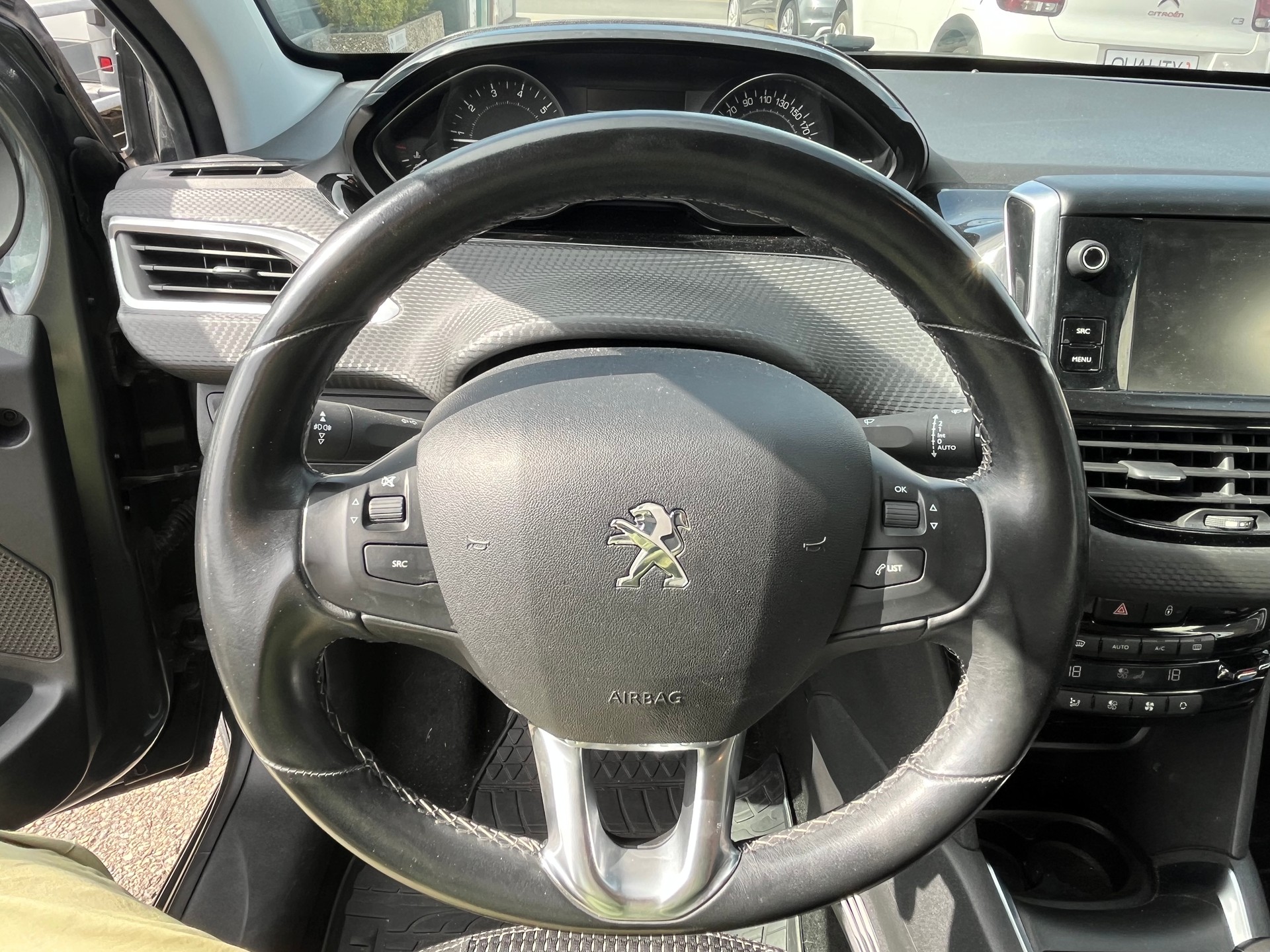 PEUGEOT 208 1.2 PureTech Allure-image-9