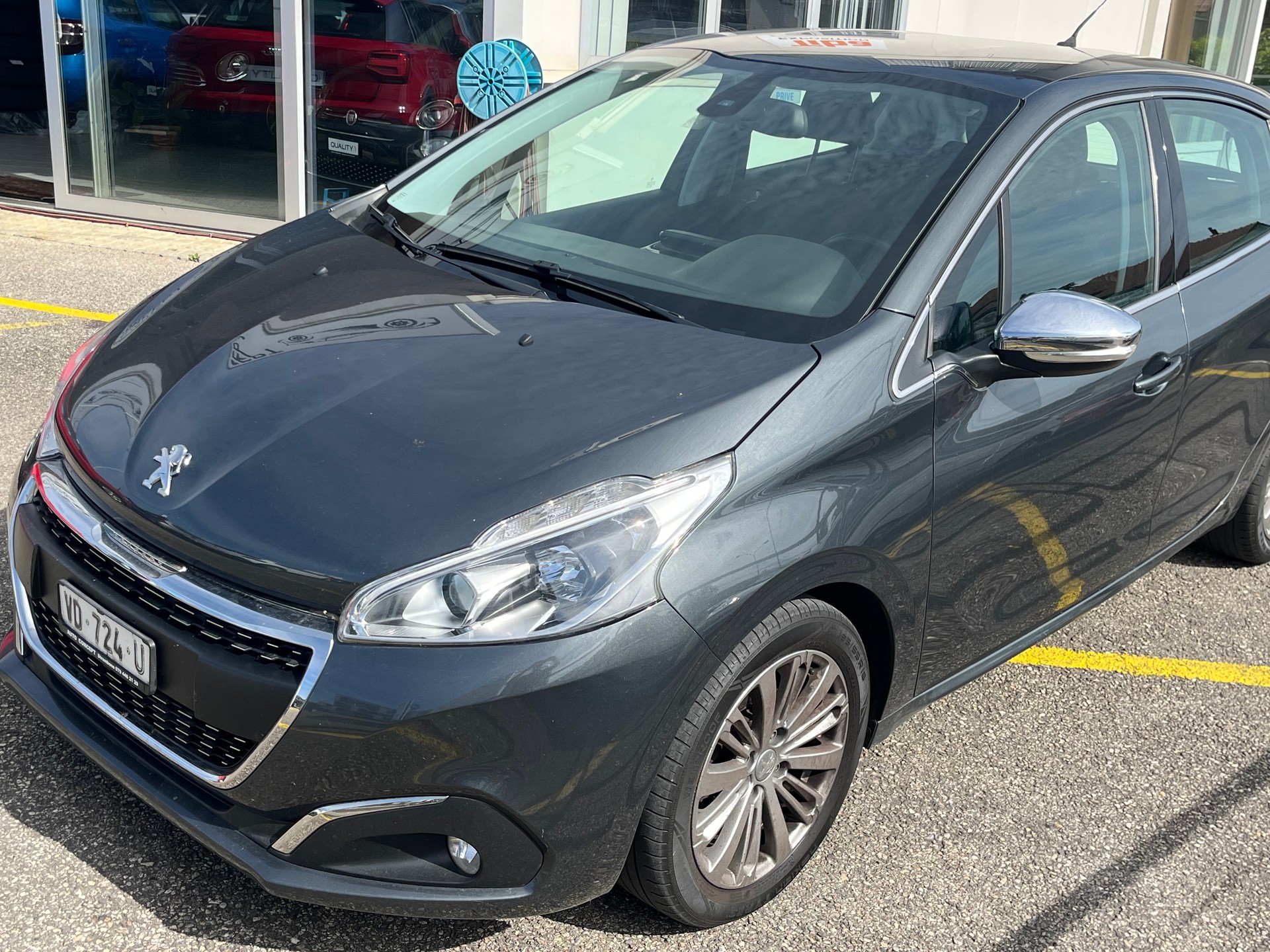 PEUGEOT 208 1.2 PureTech Allure-image-3