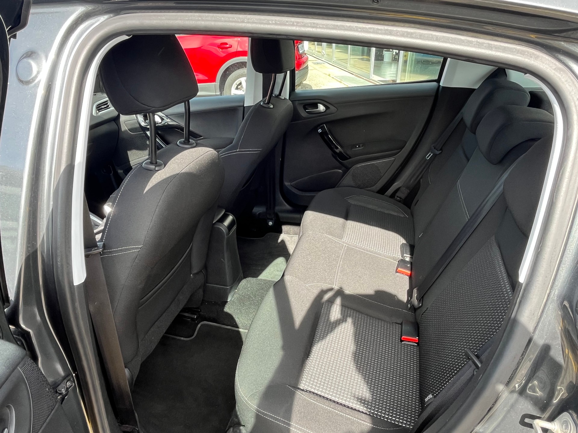 PEUGEOT 208 1.2 PureTech Allure-image-8
