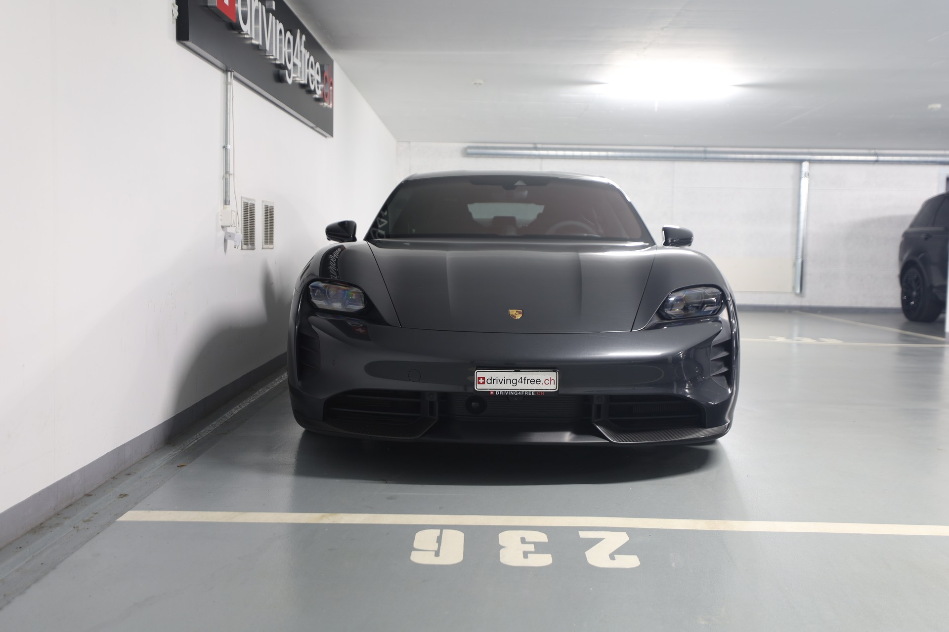 PORSCHE Taycan GTS-showroom-element-1