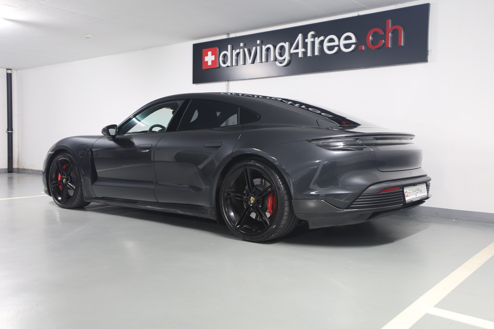 PORSCHE Taycan GTS-showroom-element-3