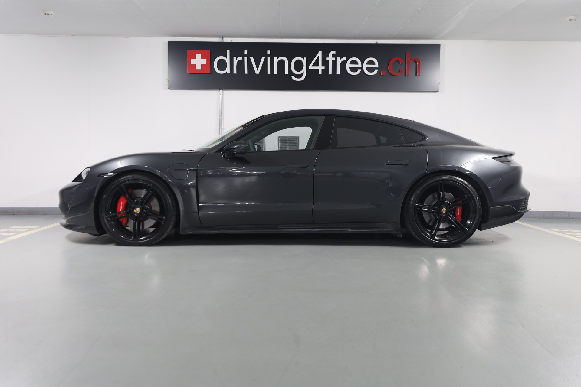 PORSCHE Taycan GTS-showroom-element-2