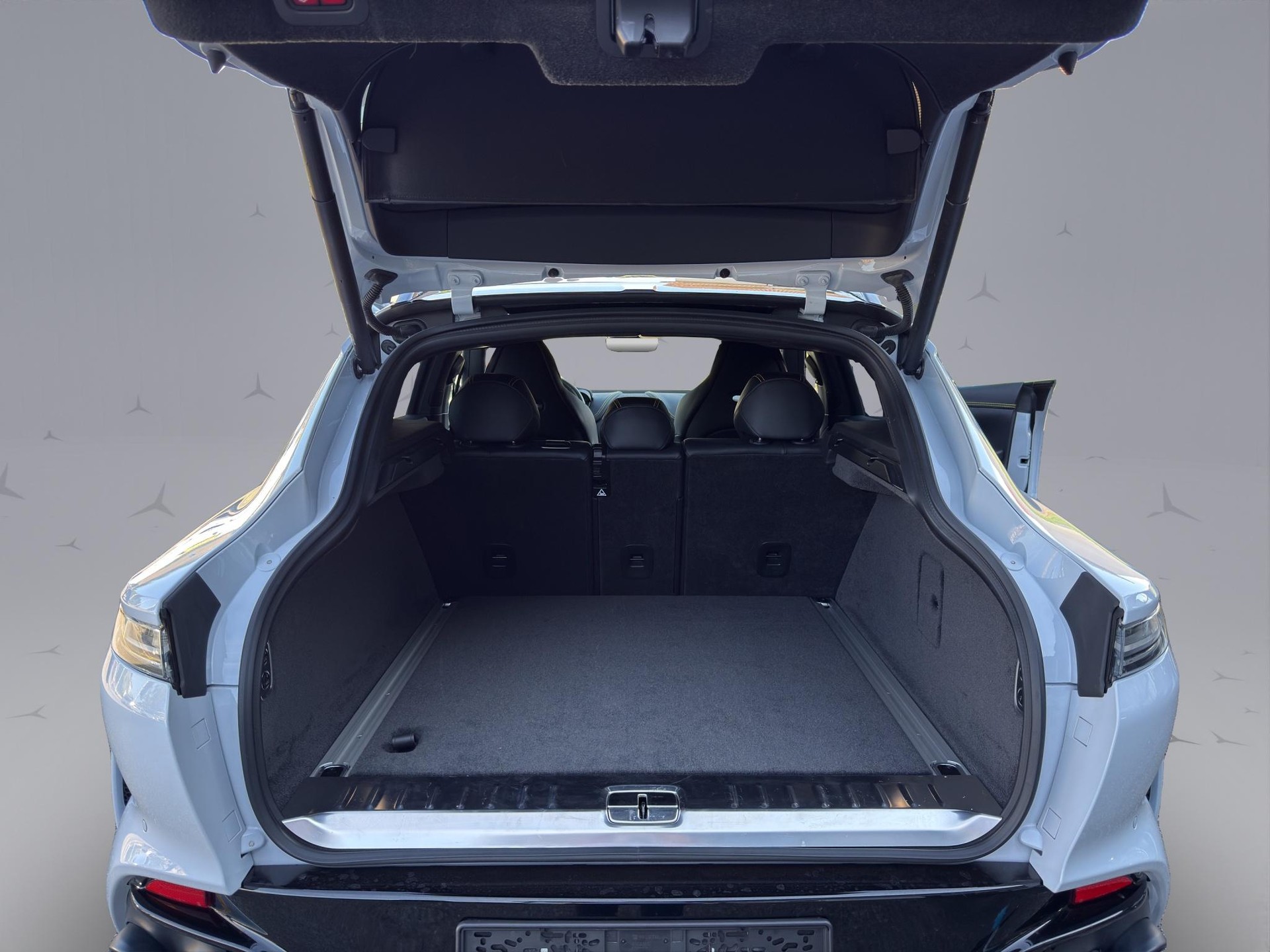 ASTON MARTIN DBX 707 4.0 V8 Bi-Turbo-image-17