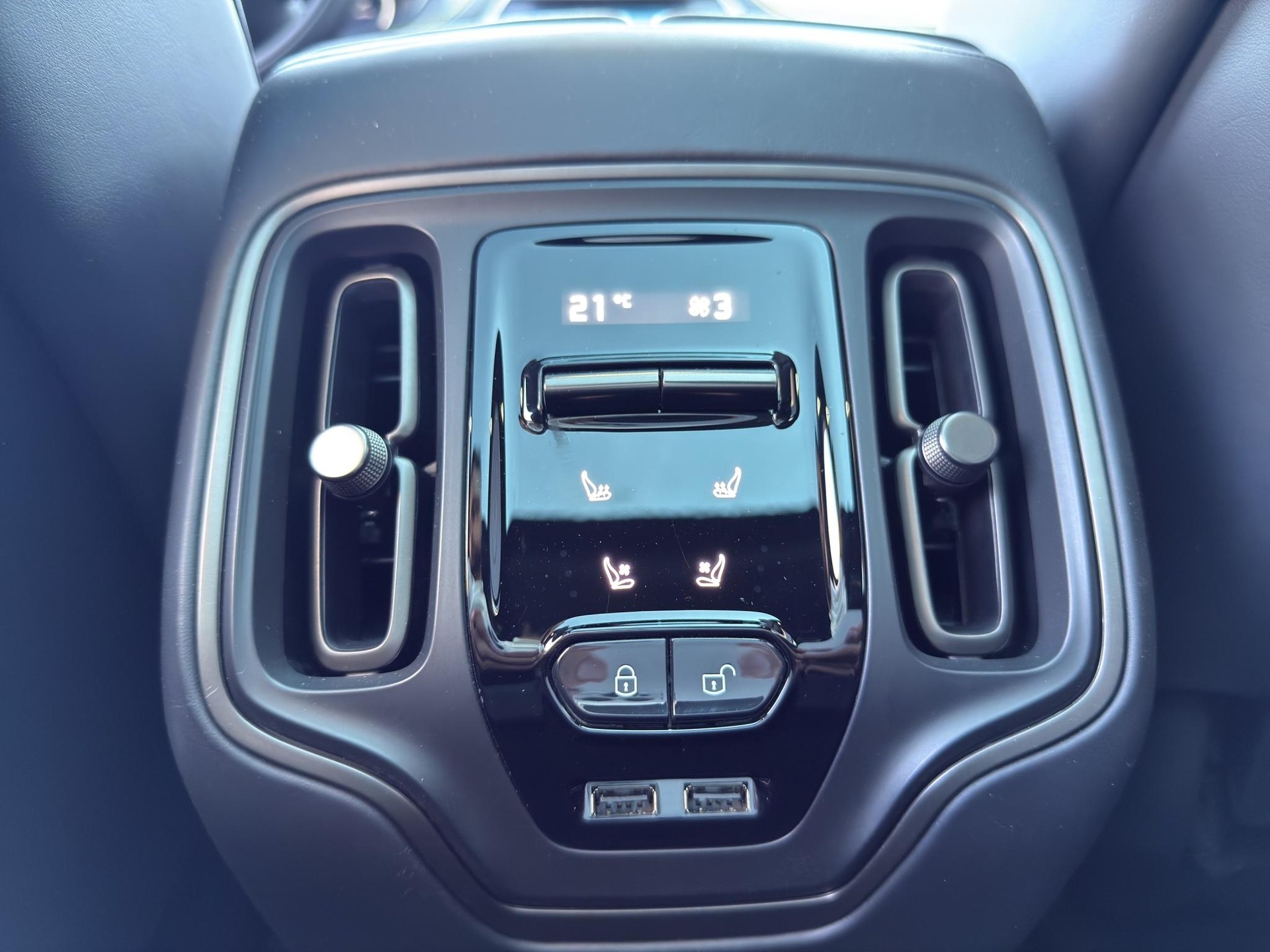 ASTON MARTIN DBX 707 4.0 V8 Bi-Turbo-image-22