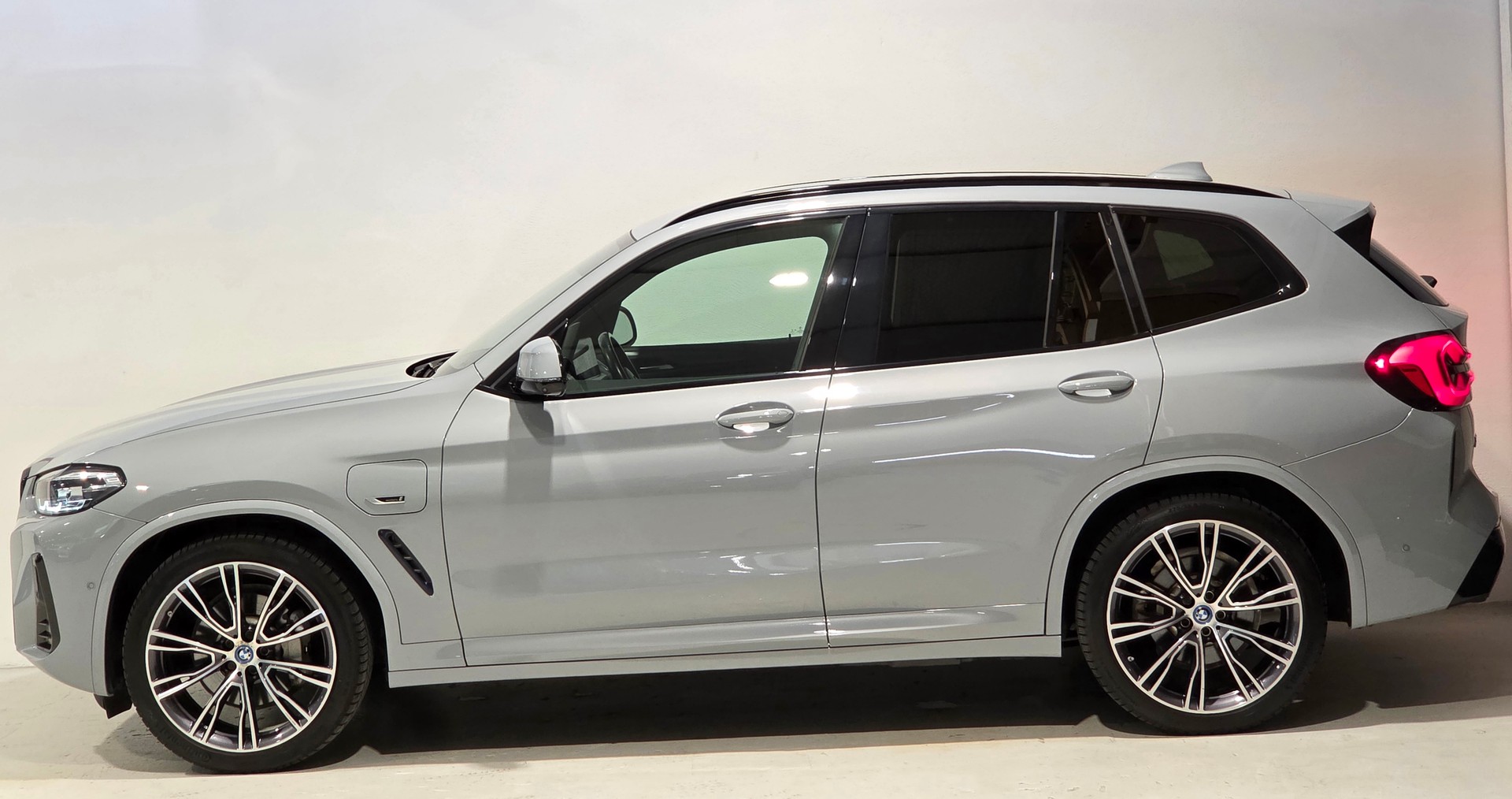 BMW X3 xDrive 30e M Sport-showroom-element-1