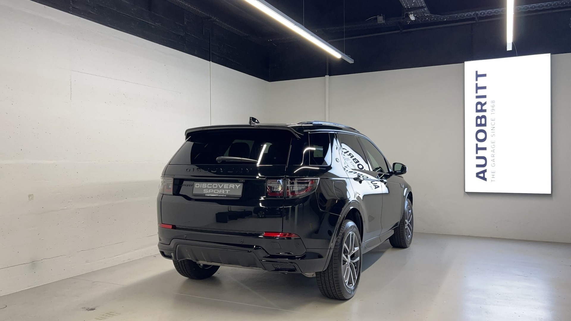 LAND ROVER Discovery Sport 2.0 I4 250 Dynamic SE-showroom-element-1