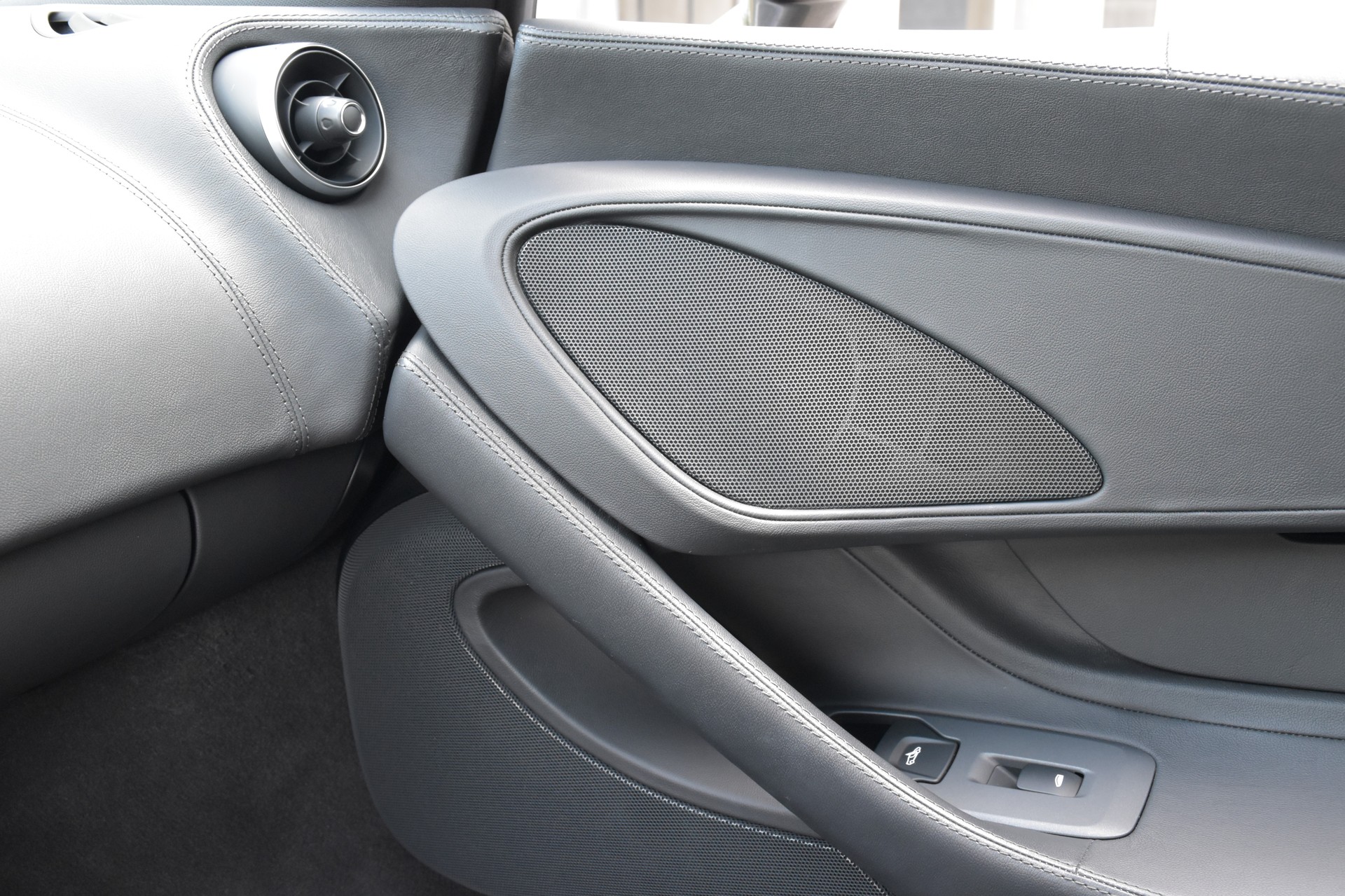 McLAREN 540C Coupé 3.8 V8 SSG-image-21