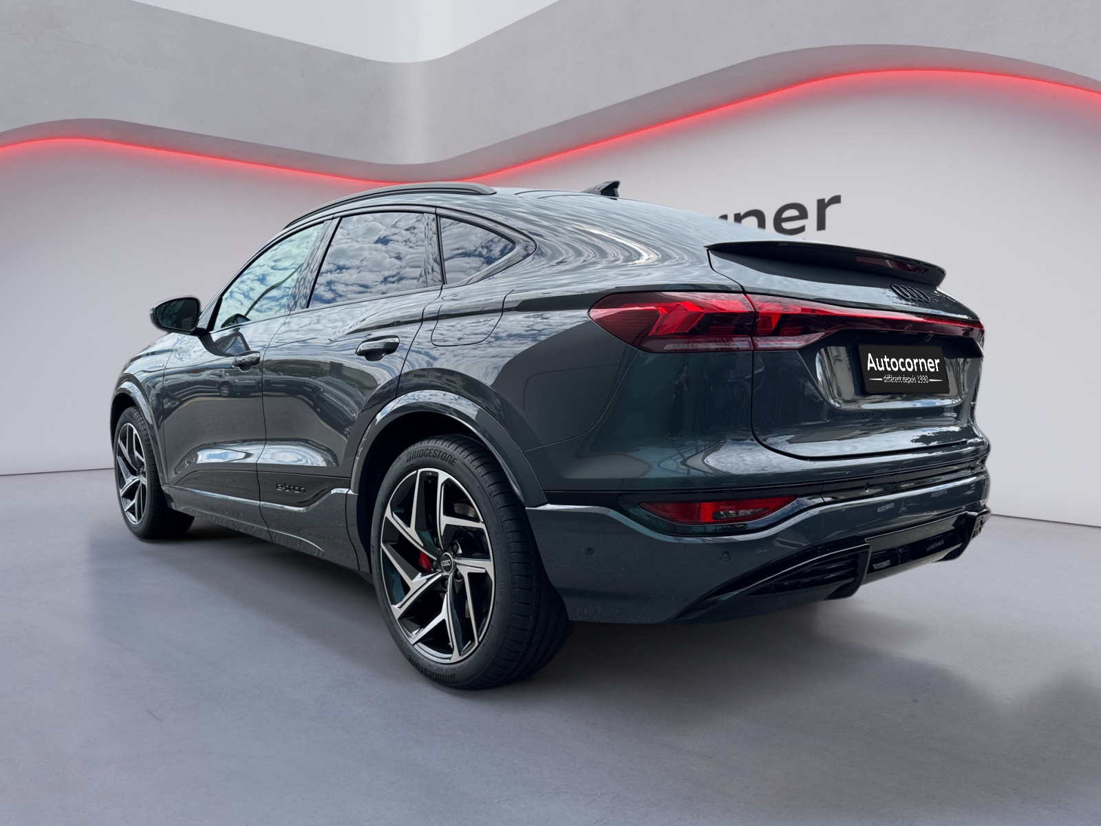 AUDI Q6 Sportback e-tron quattro-showroom-element-2
