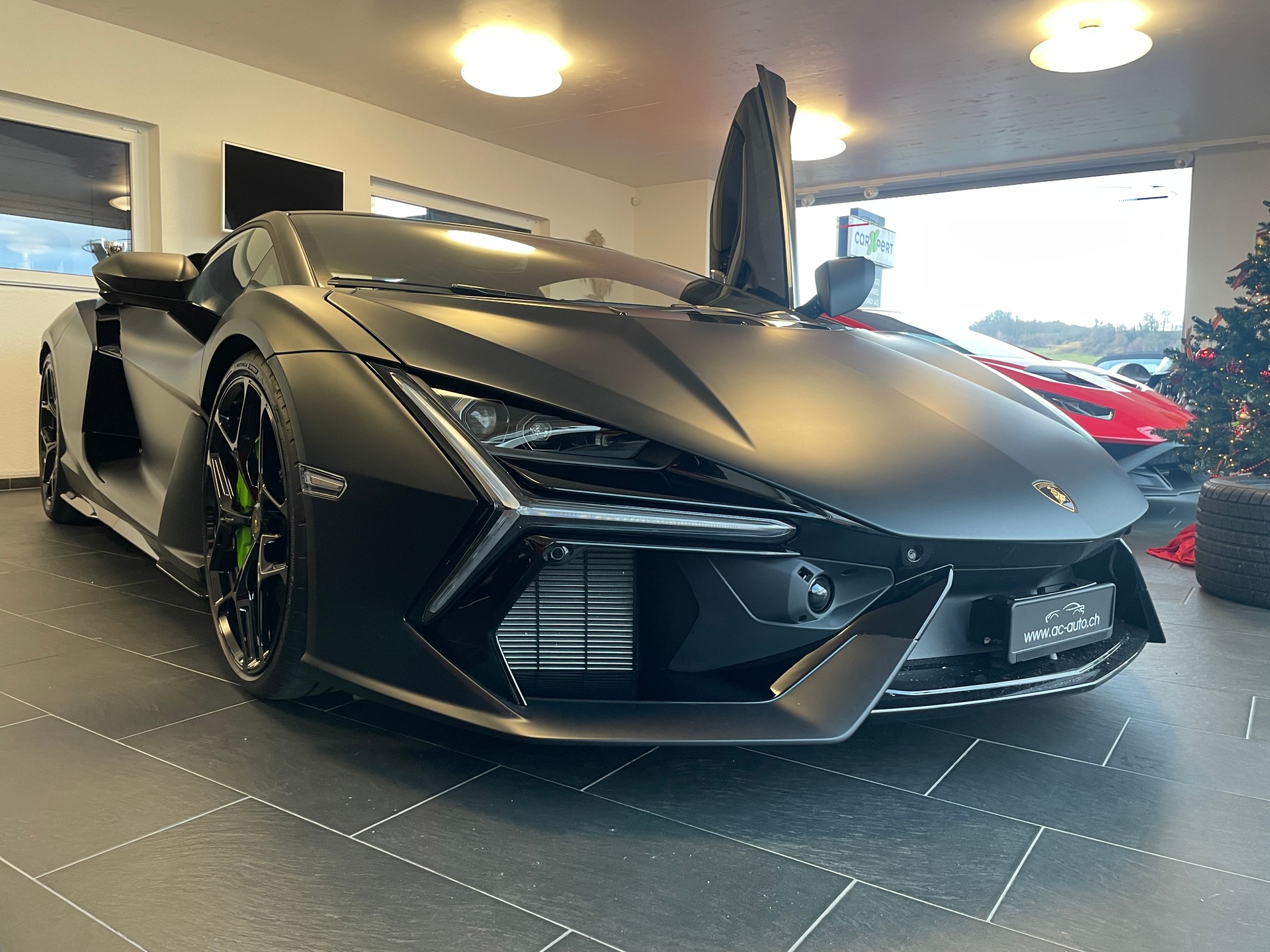 LAMBORGHINI REVUELTO