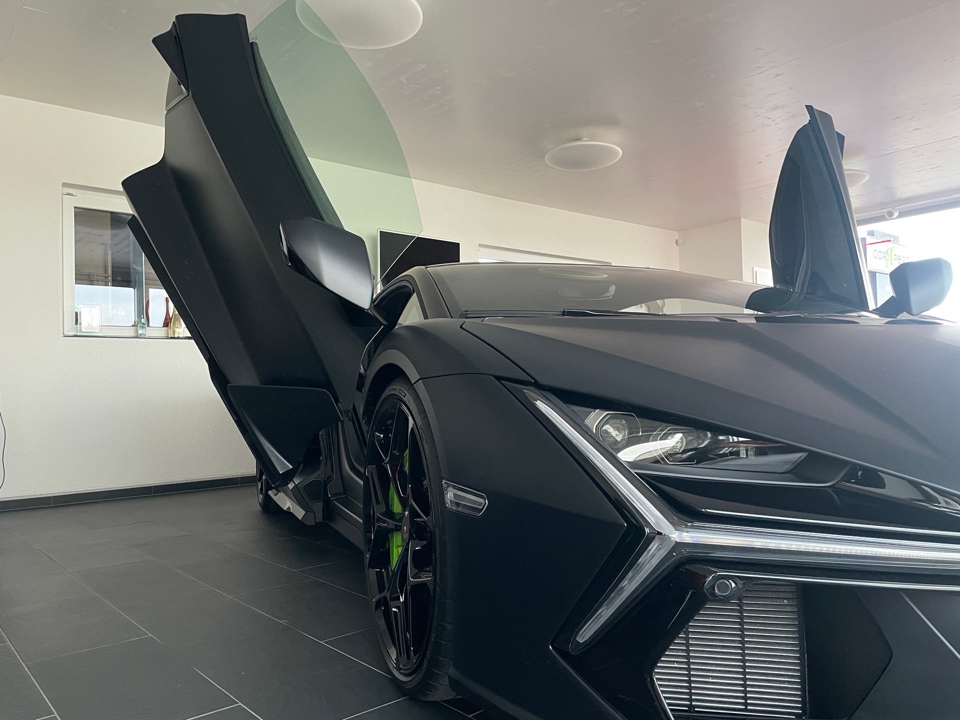 LAMBORGHINI REVUELTO-showroom-element-2