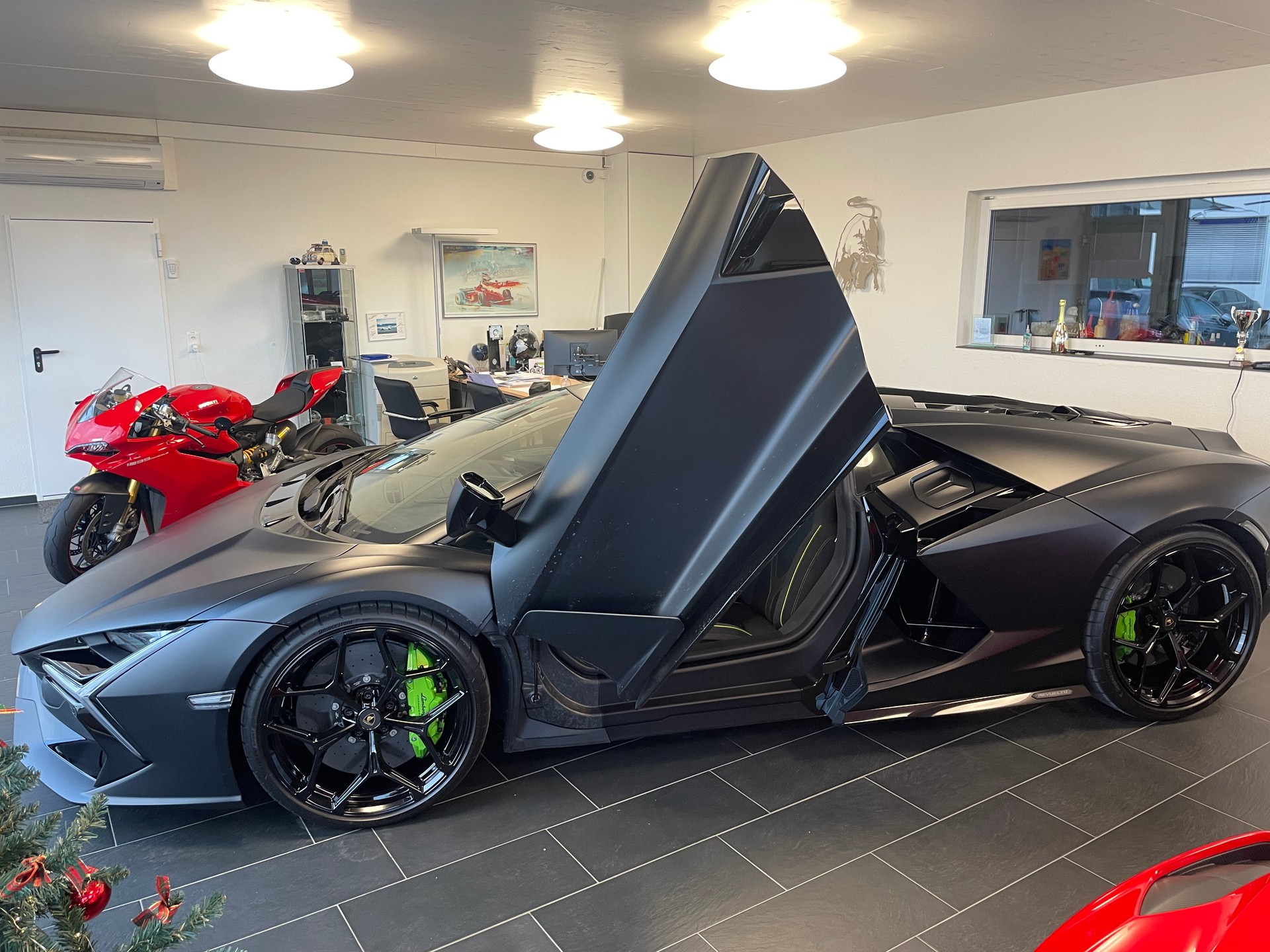 LAMBORGHINI REVUELTO-showroom-element-1