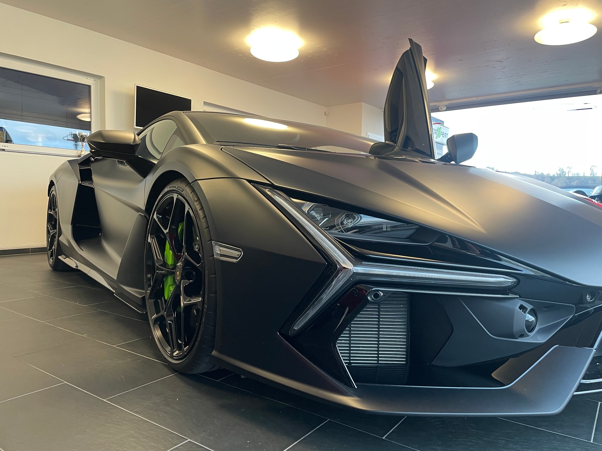LAMBORGHINI REVUELTO-showroom-element-3