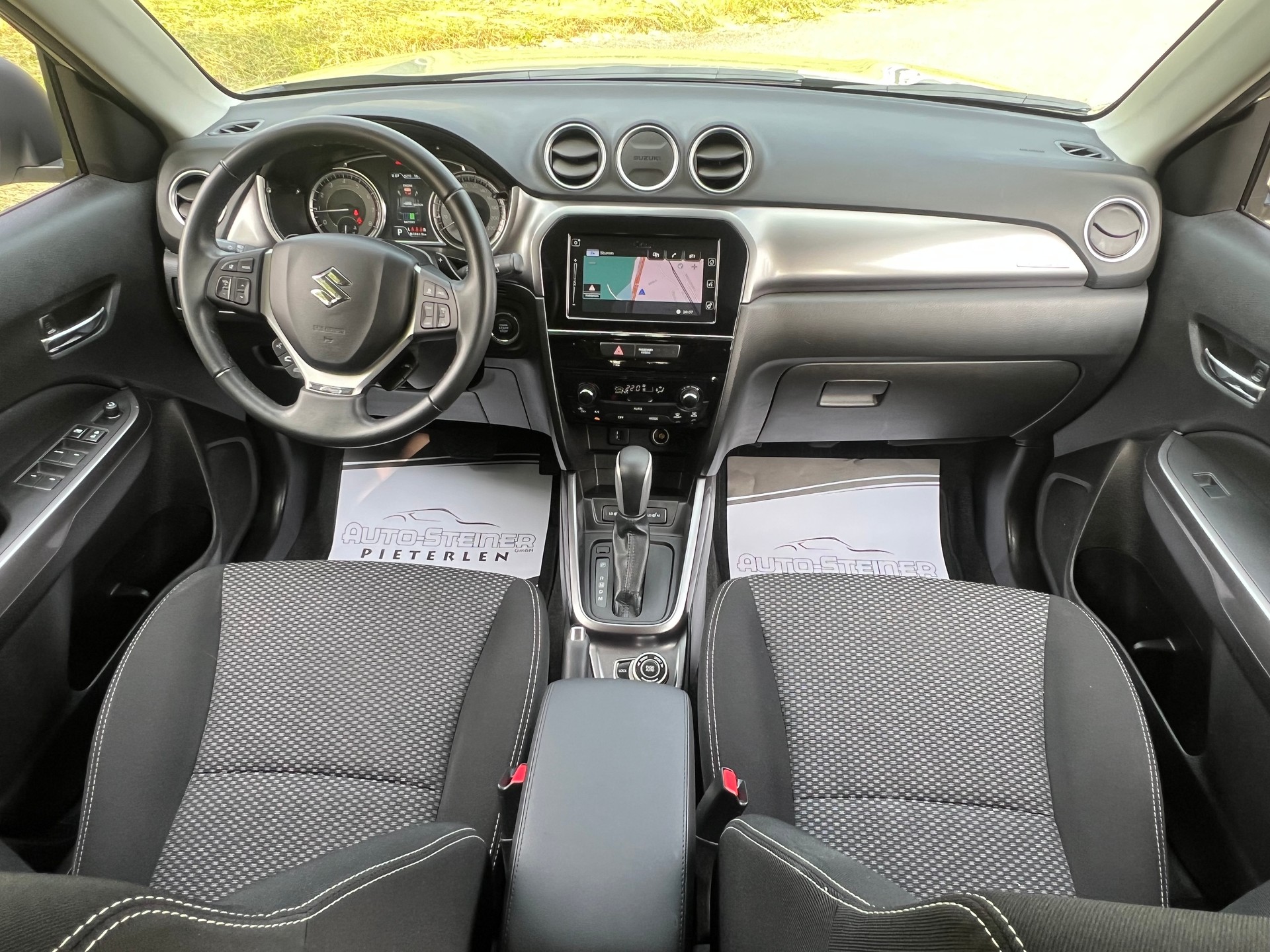 SUZUKI VITARA 1.4 HYBRIDE ALLGRIP AUTOMAT "40 JAHRE SUZUKI" CH WAGEN !! TOP ZUSTAND. VOLL OPTIONEN !!-showroom-element-3