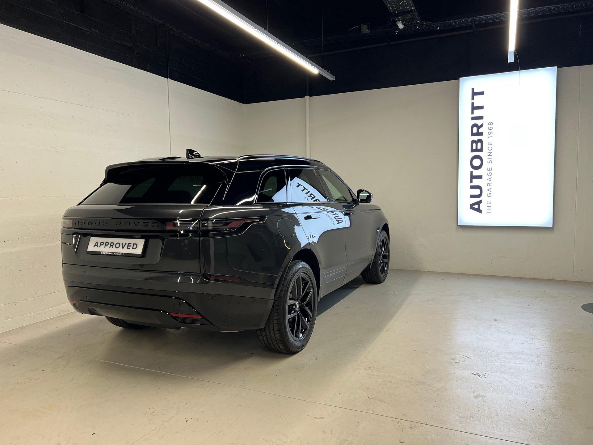 LAND ROVER Range Rover Velar 2.0 P400e Dynamic SE-showroom-element-1