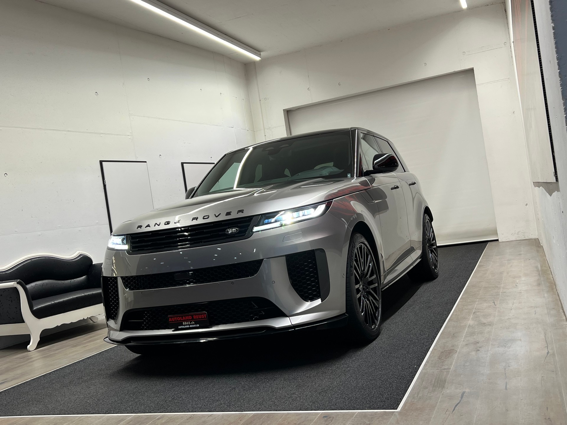 LAND ROVER Range Rover Sport P635 4.4 V8 SV Edition One-showroom-element-2