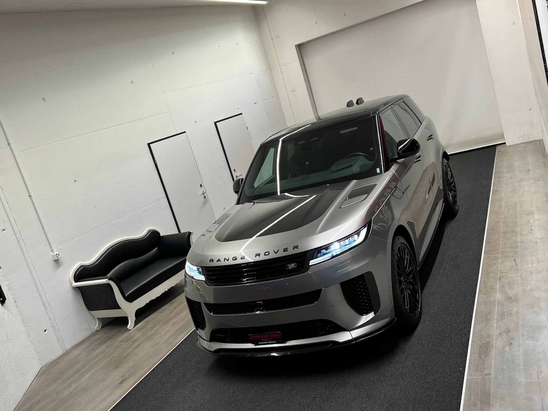 LAND ROVER Range Rover Sport P635 4.4 V8 SV Edition One-showroom-element-3