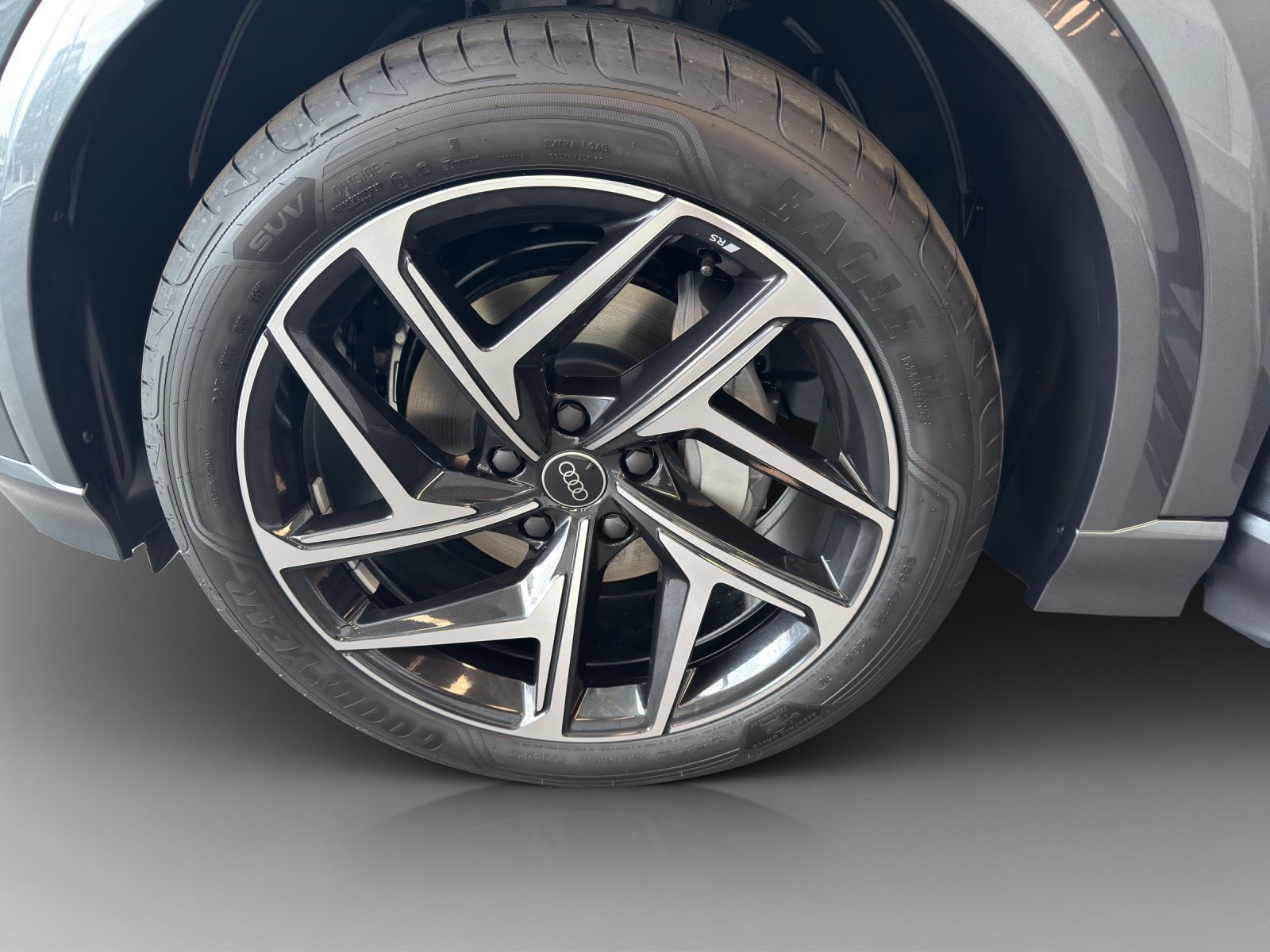 AUDI Q6 e-tron quattro-image-15