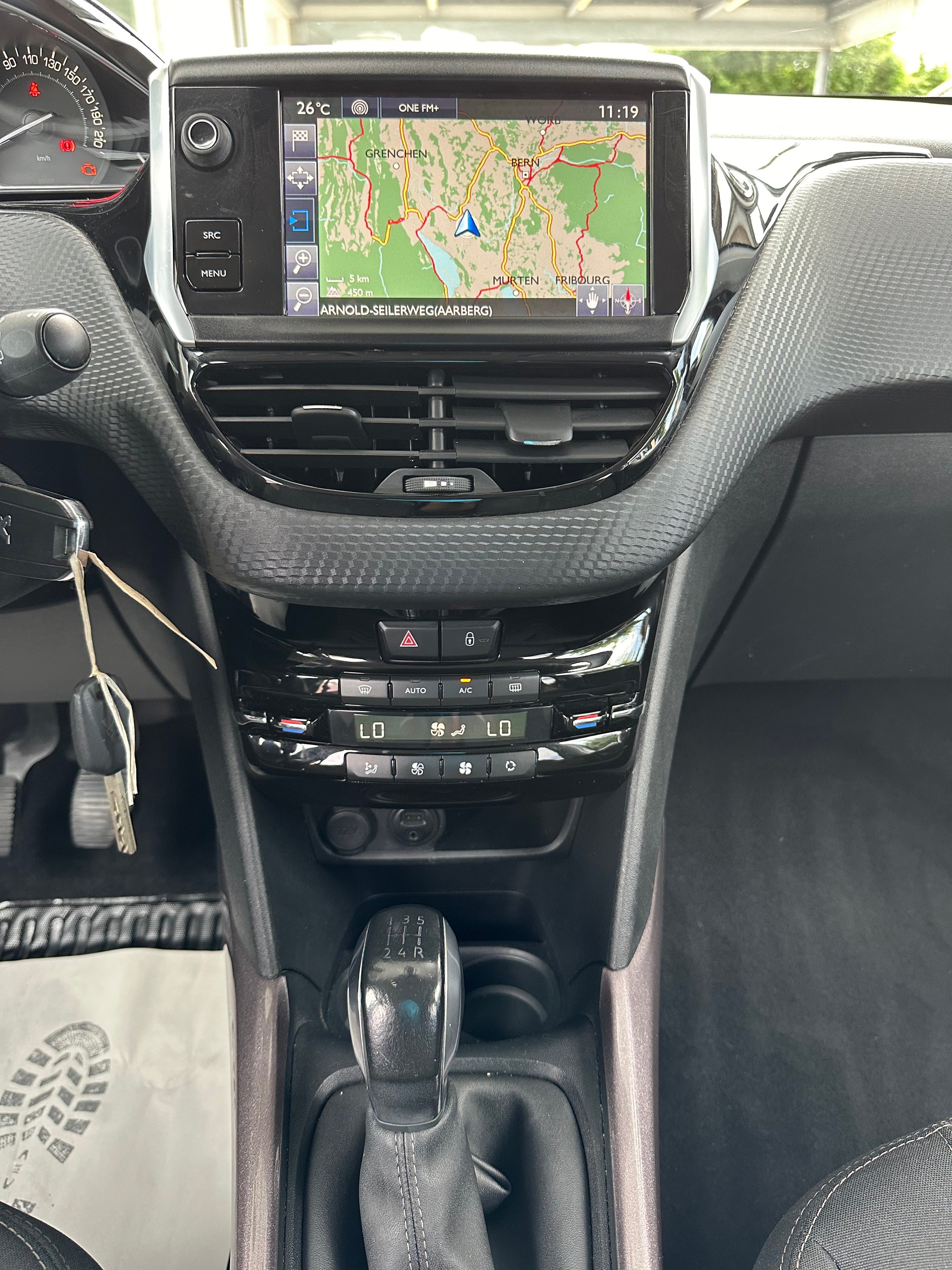 PEUGEOT 2008 1.2 PureTech Style-image-12