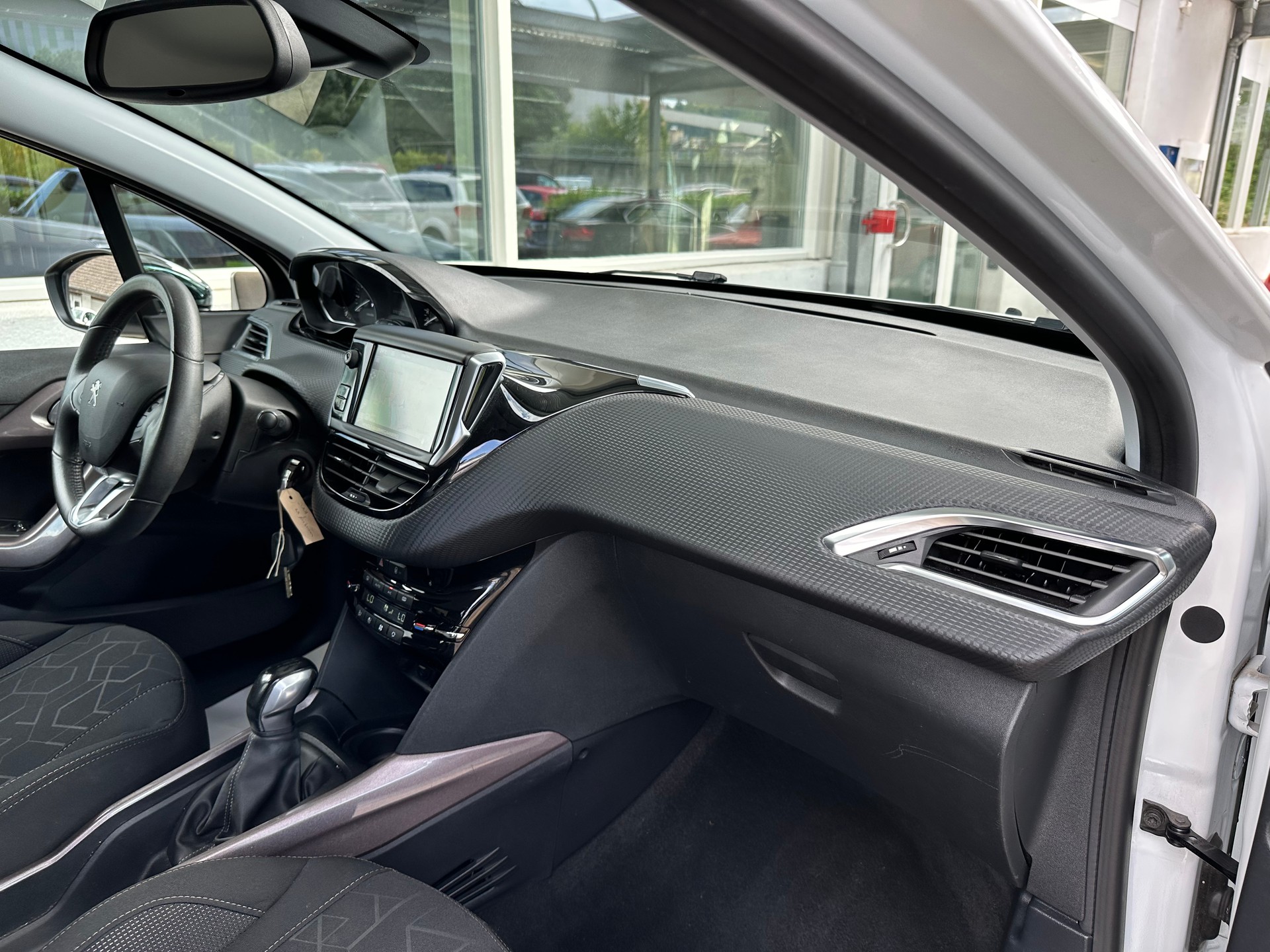 PEUGEOT 2008 1.2 PureTech Style-image-18
