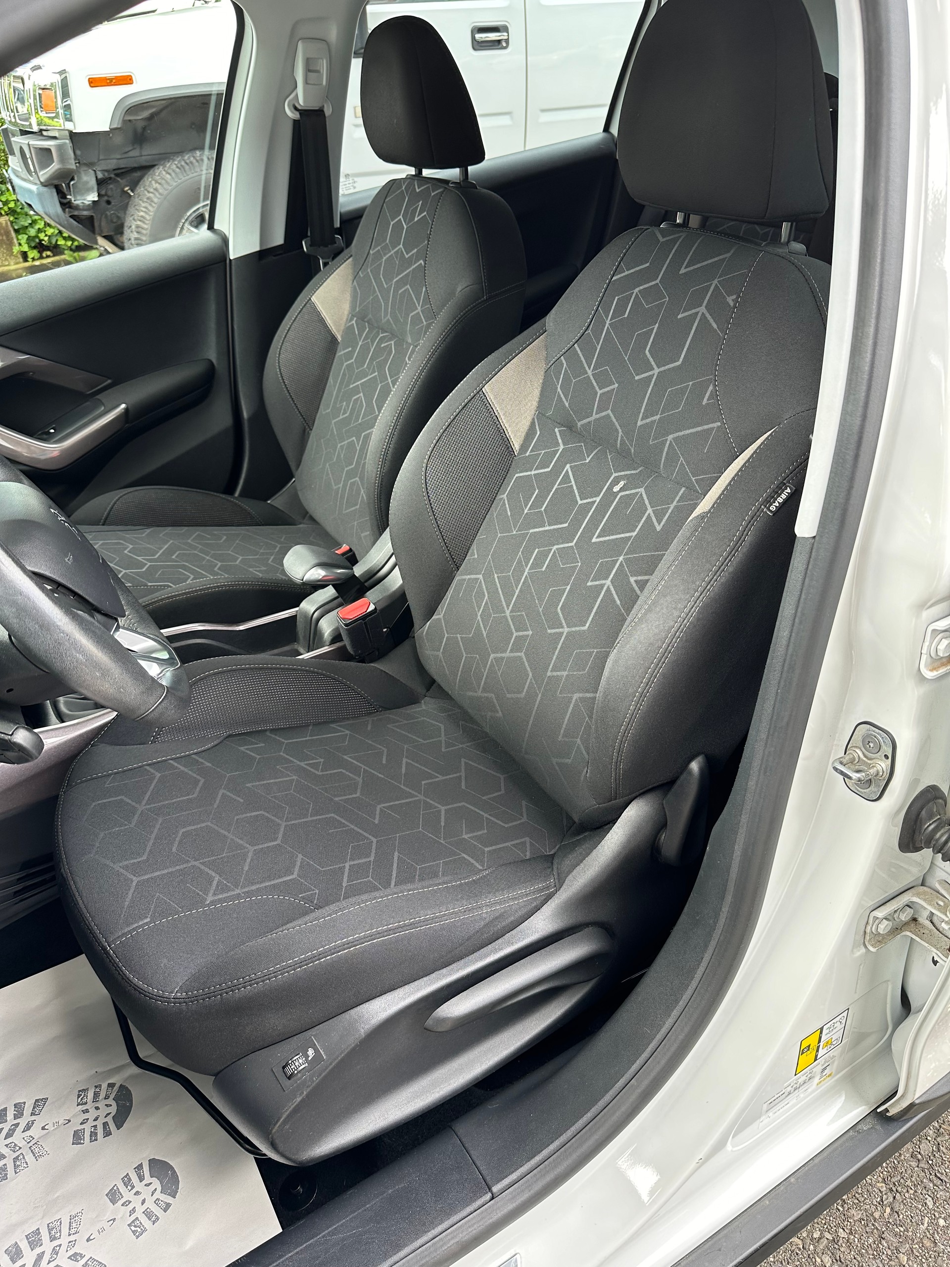 PEUGEOT 2008 1.2 PureTech Style-image-10