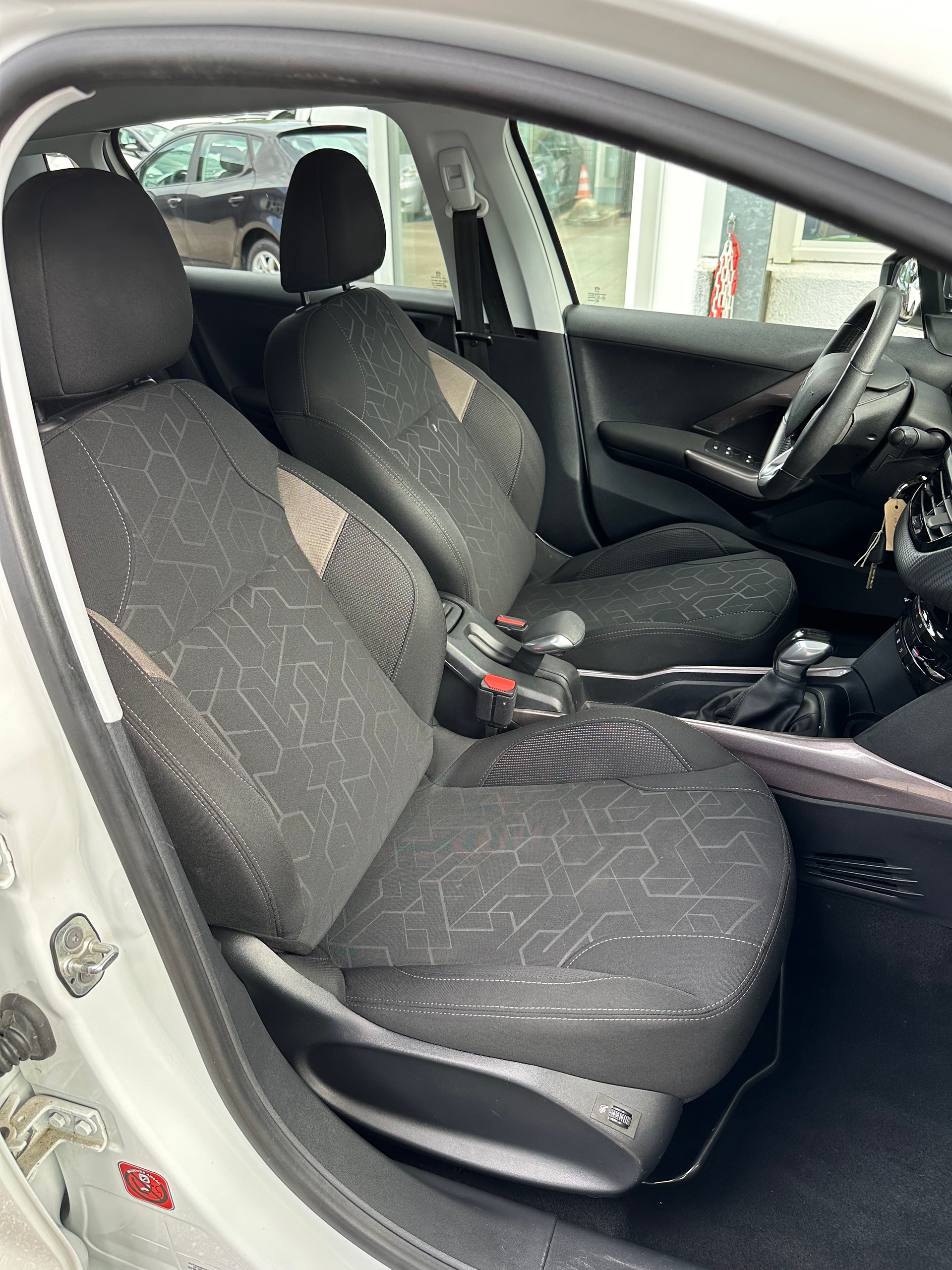 PEUGEOT 2008 1.2 PureTech Style-image-17