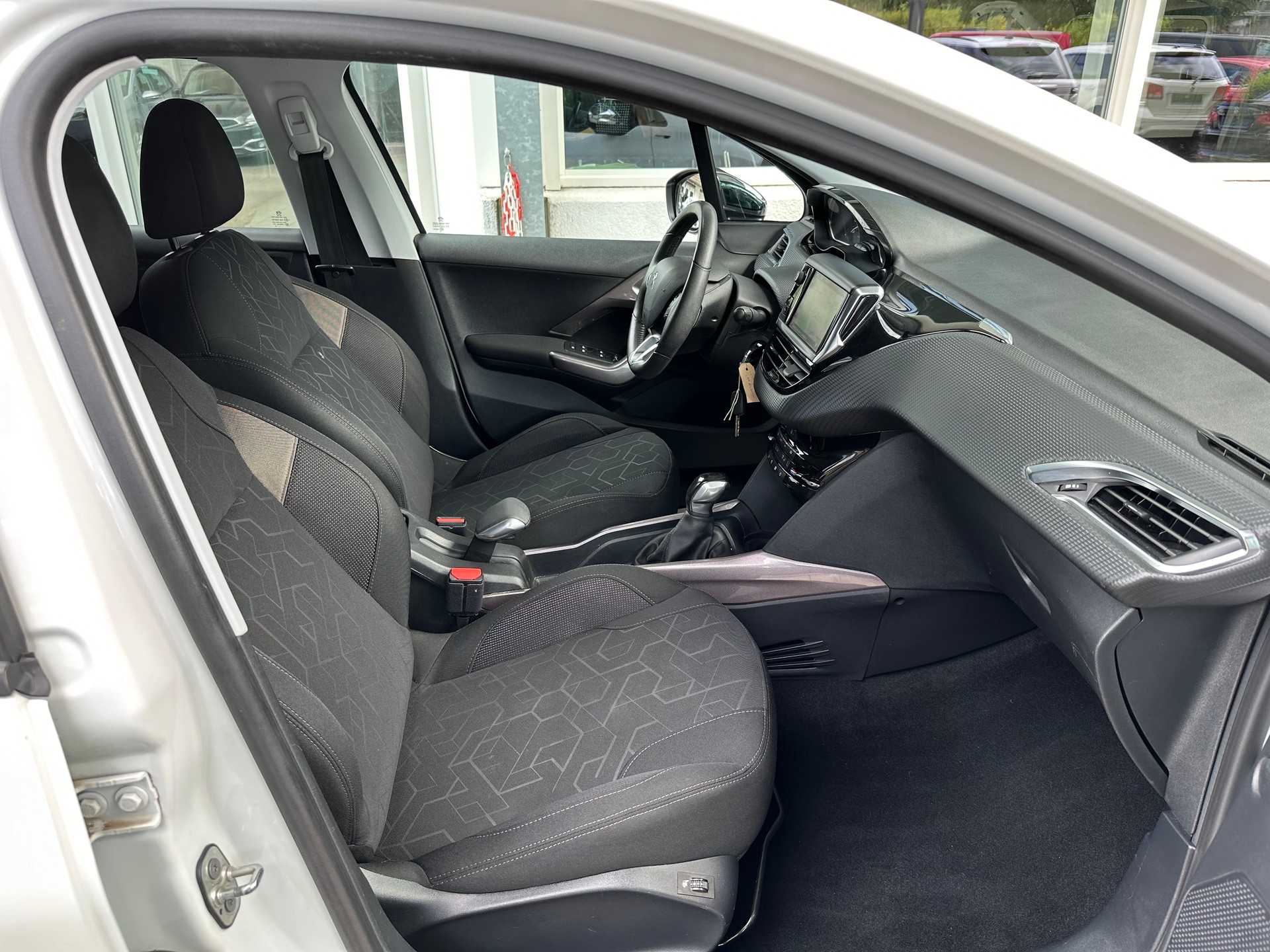 PEUGEOT 2008 1.2 PureTech Style-image-16