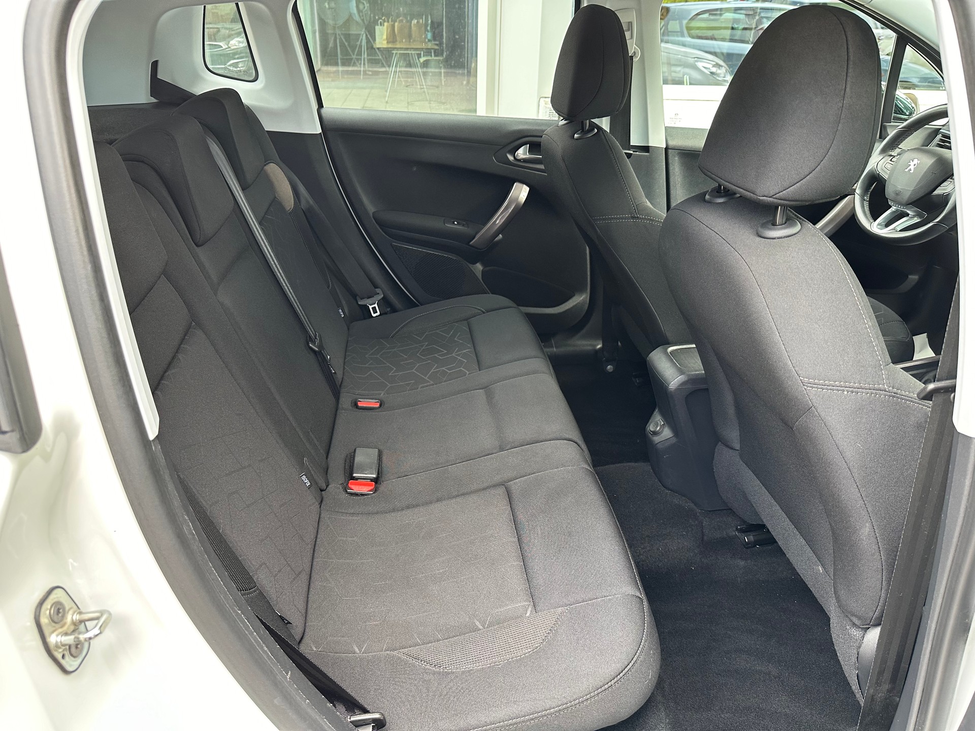 PEUGEOT 2008 1.2 PureTech Style-image-15