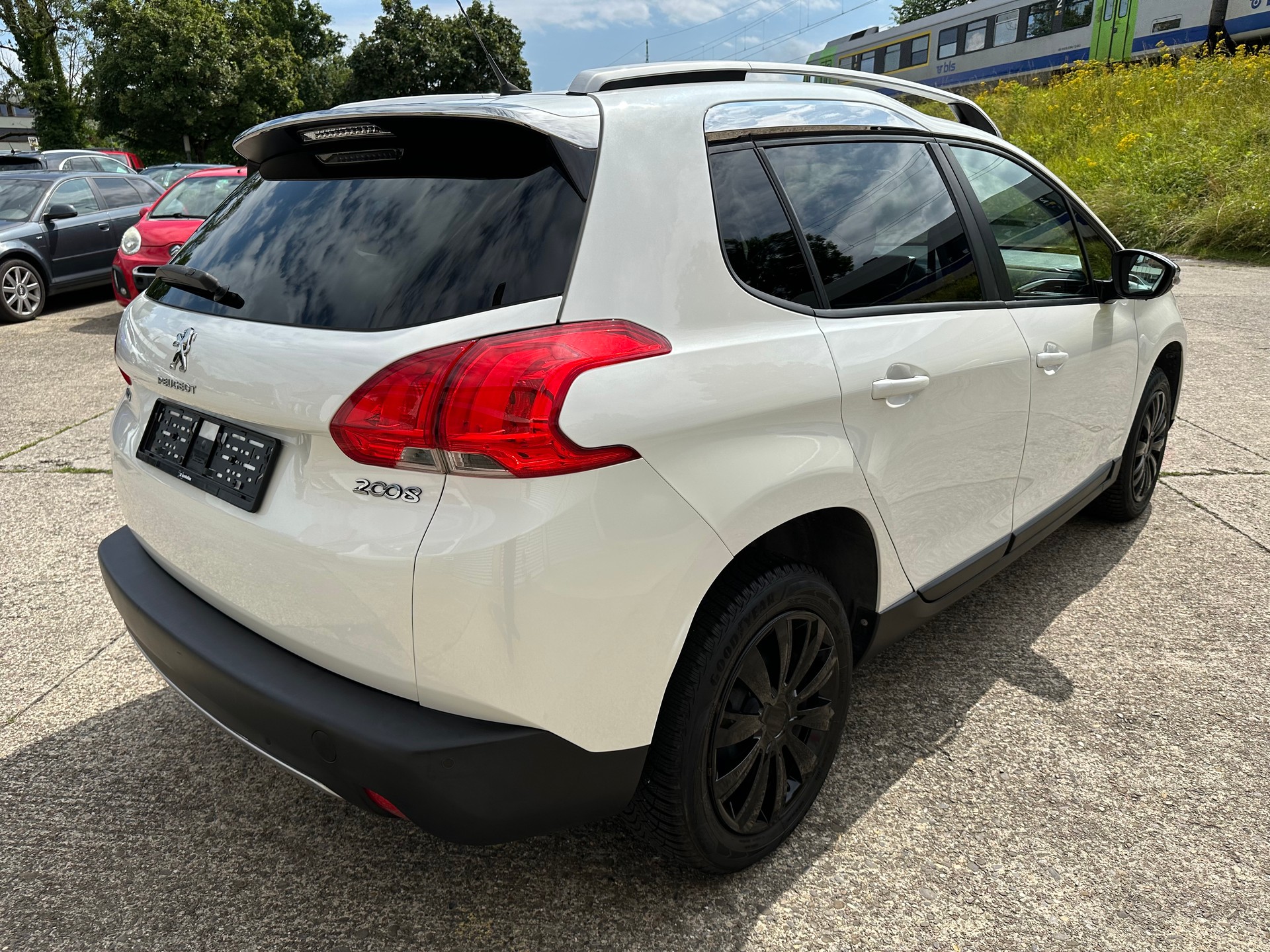 PEUGEOT 2008 1.2 PureTech Style-image-4
