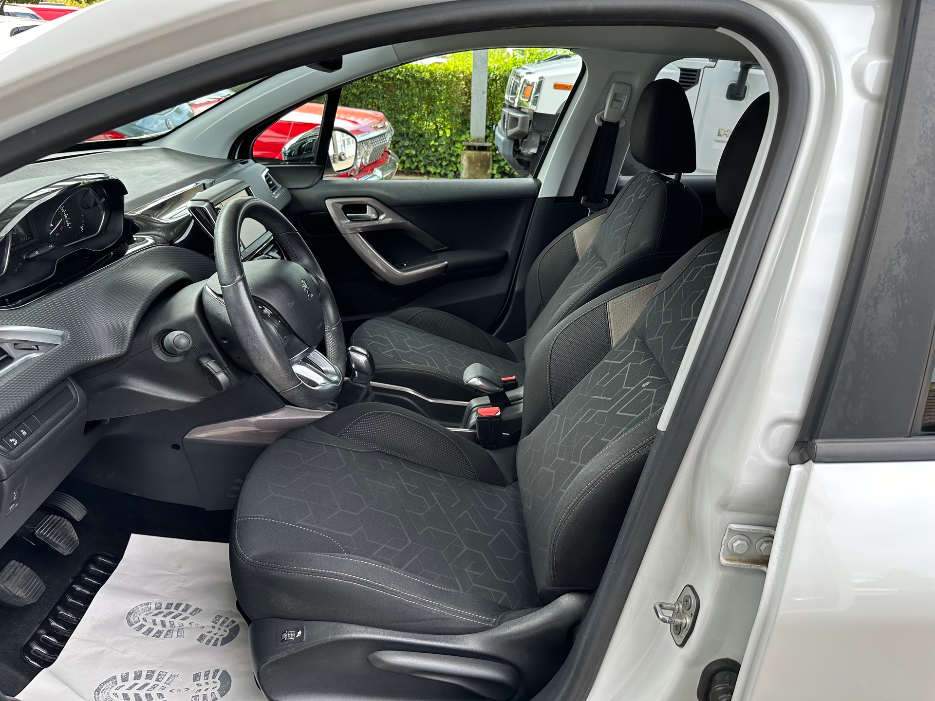 PEUGEOT 2008 1.2 PureTech Style-image-9
