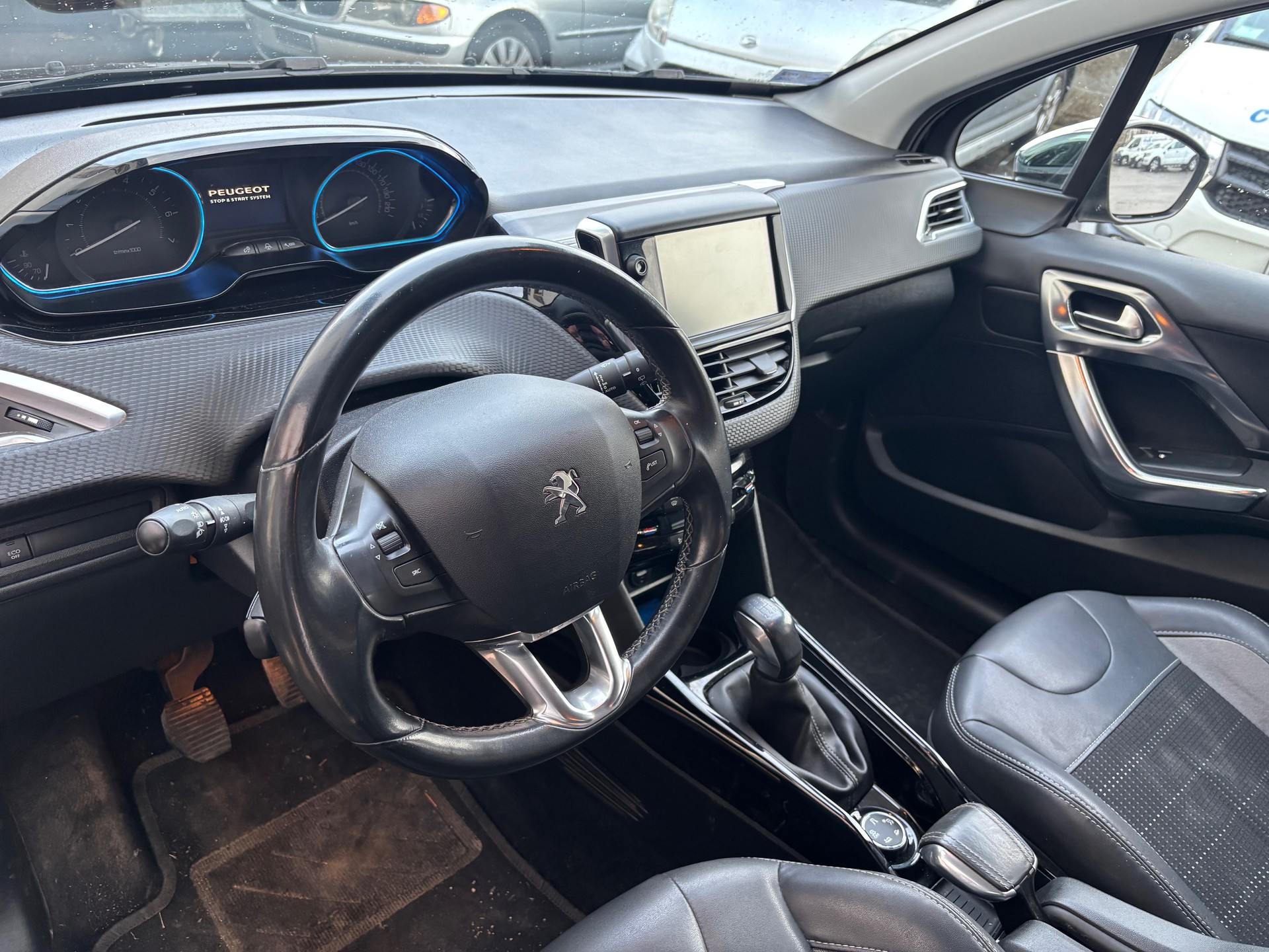 PEUGEOT 2008 1.2 PureTech Allure-image-4