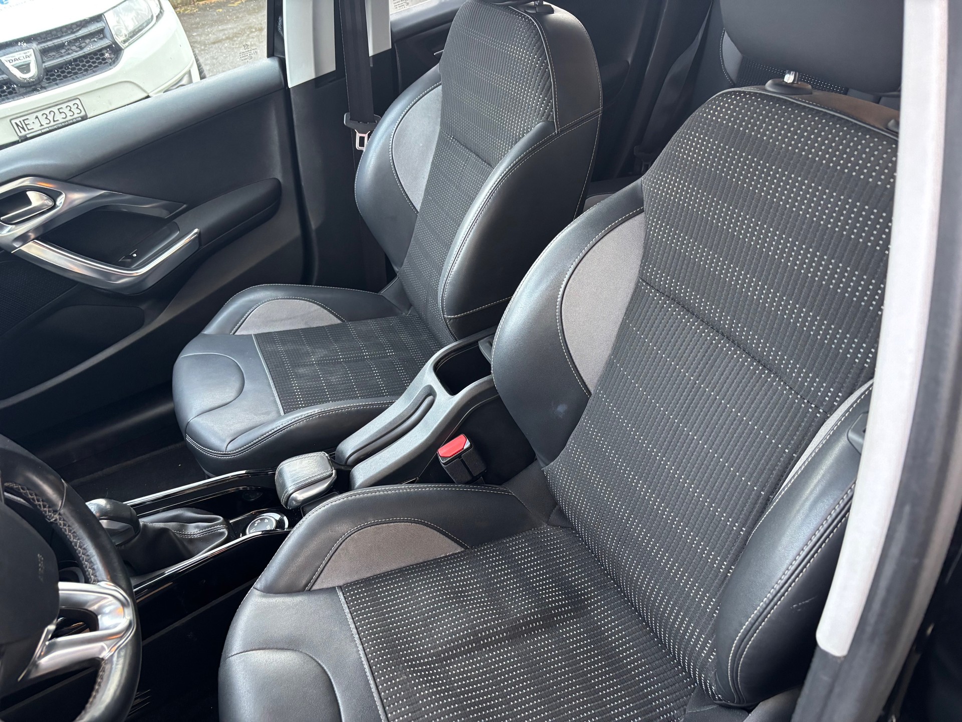PEUGEOT 2008 1.2 PureTech Allure-image-3