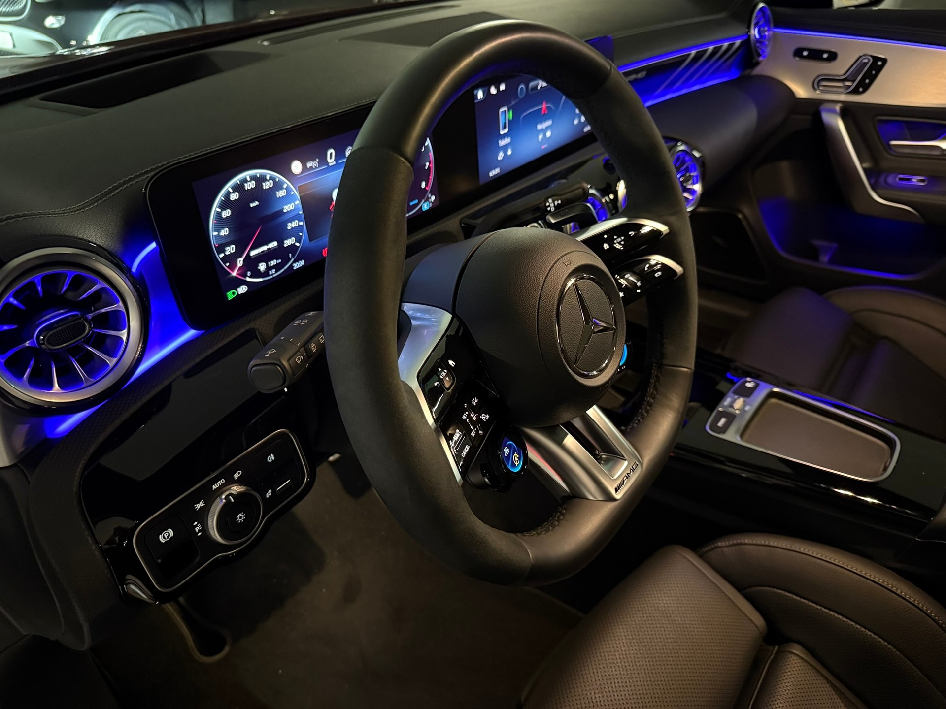 MERCEDES-BENZ A 35 AMG-image-17