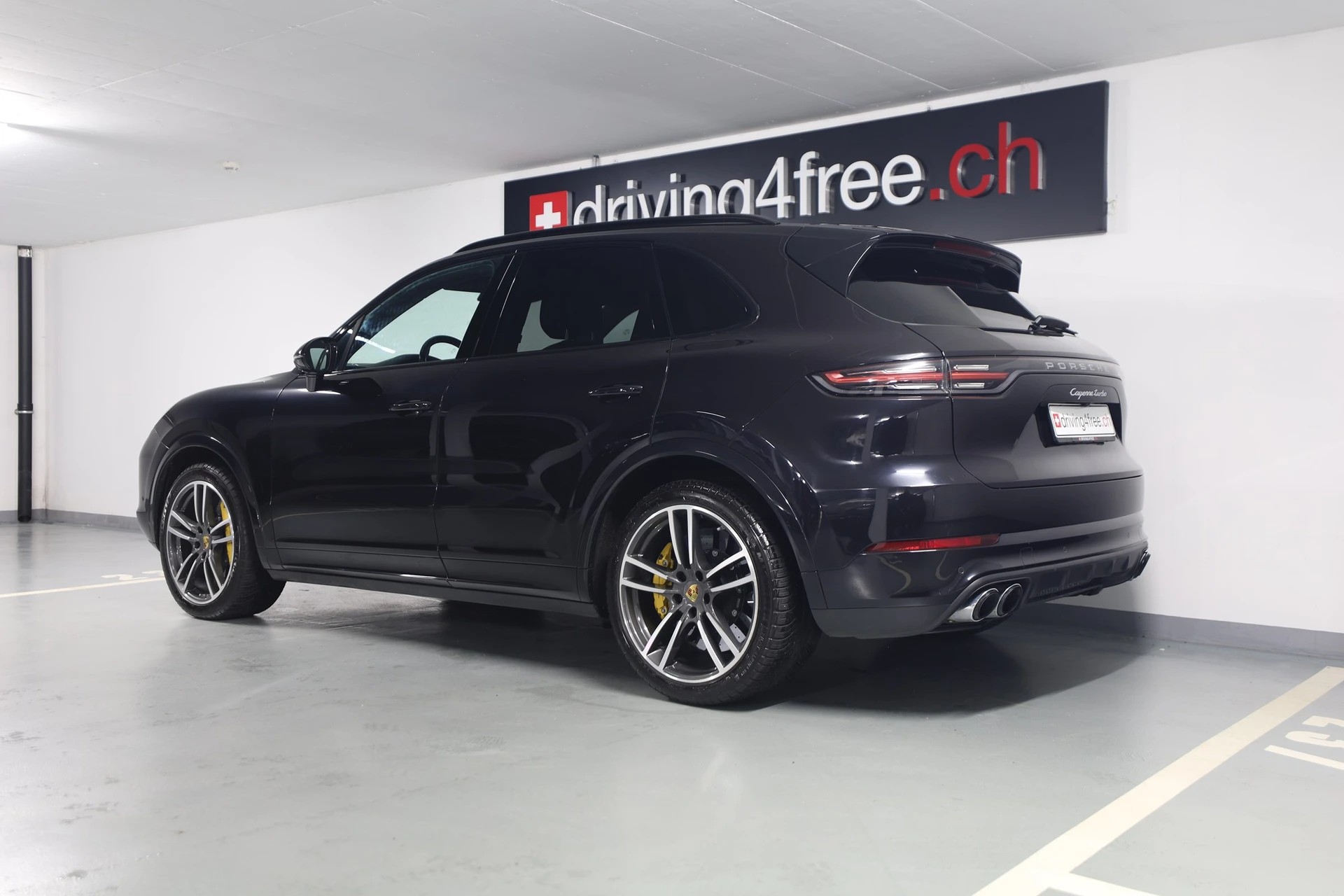 PORSCHE Cayenne Turbo-showroom-element-2
