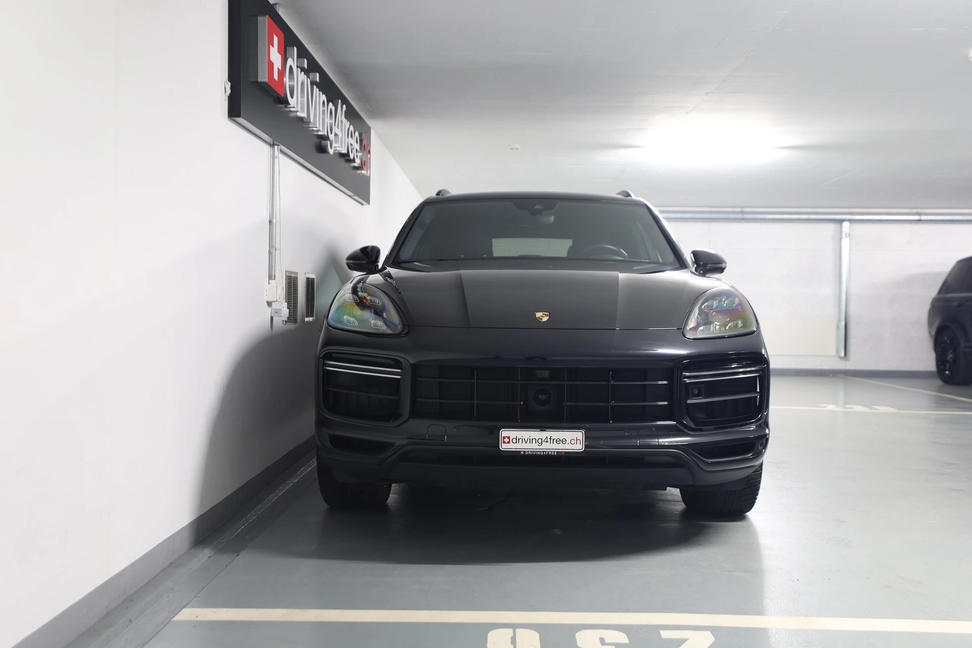 PORSCHE Cayenne Turbo-showroom-element-3