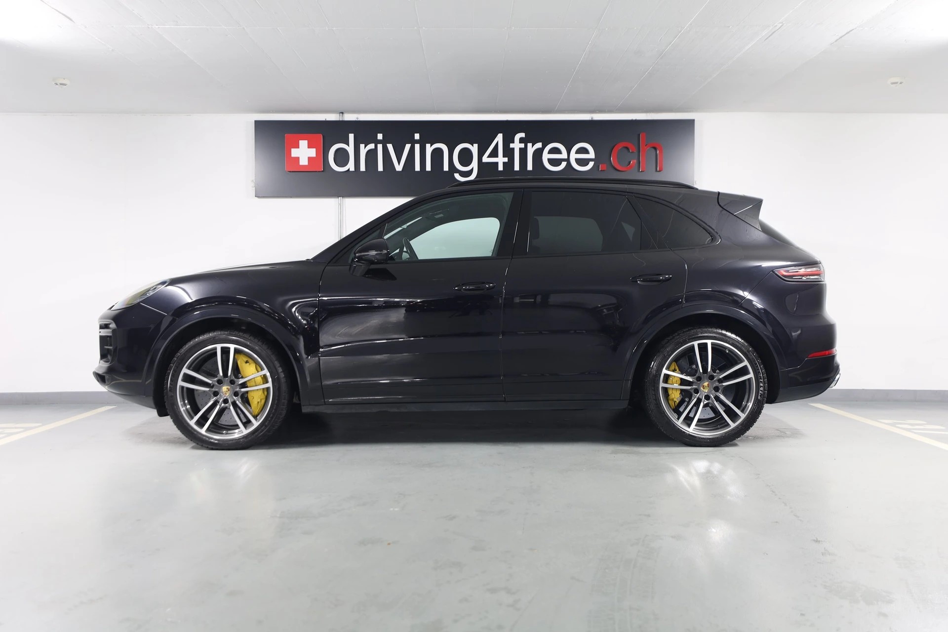 PORSCHE Cayenne Turbo-showroom-element-1