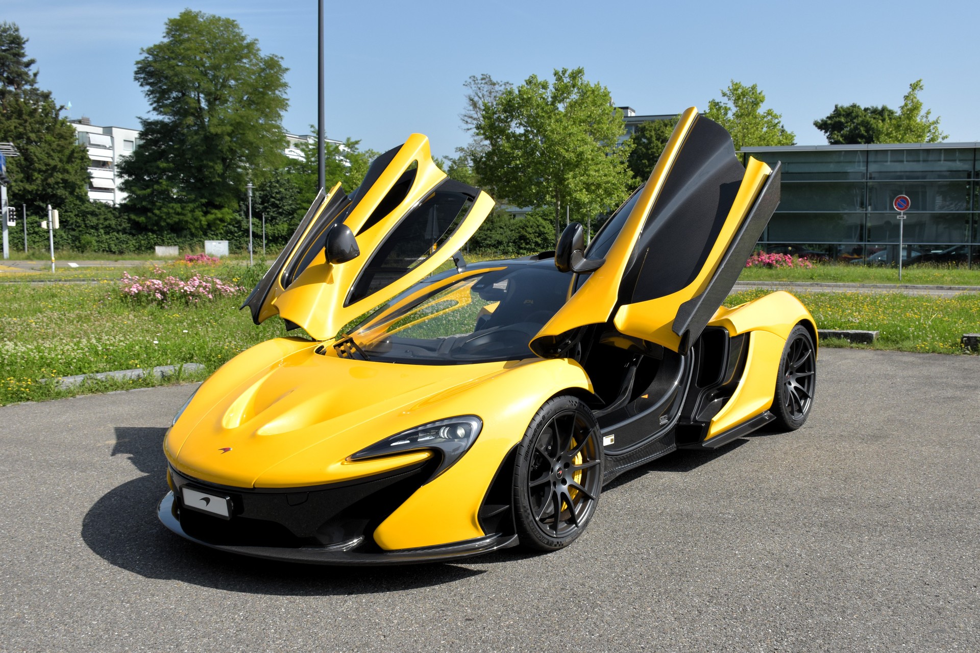 McLAREN P1™-showroom-element-2