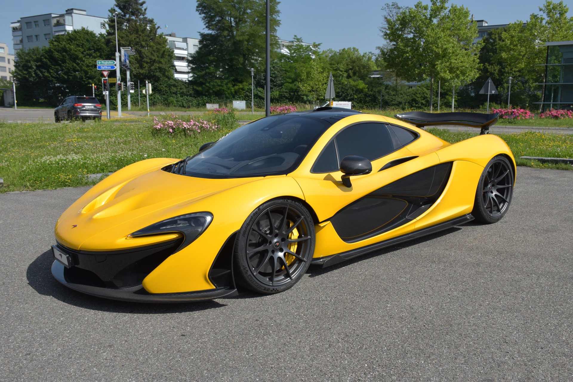 McLAREN P1™-showroom-element-3