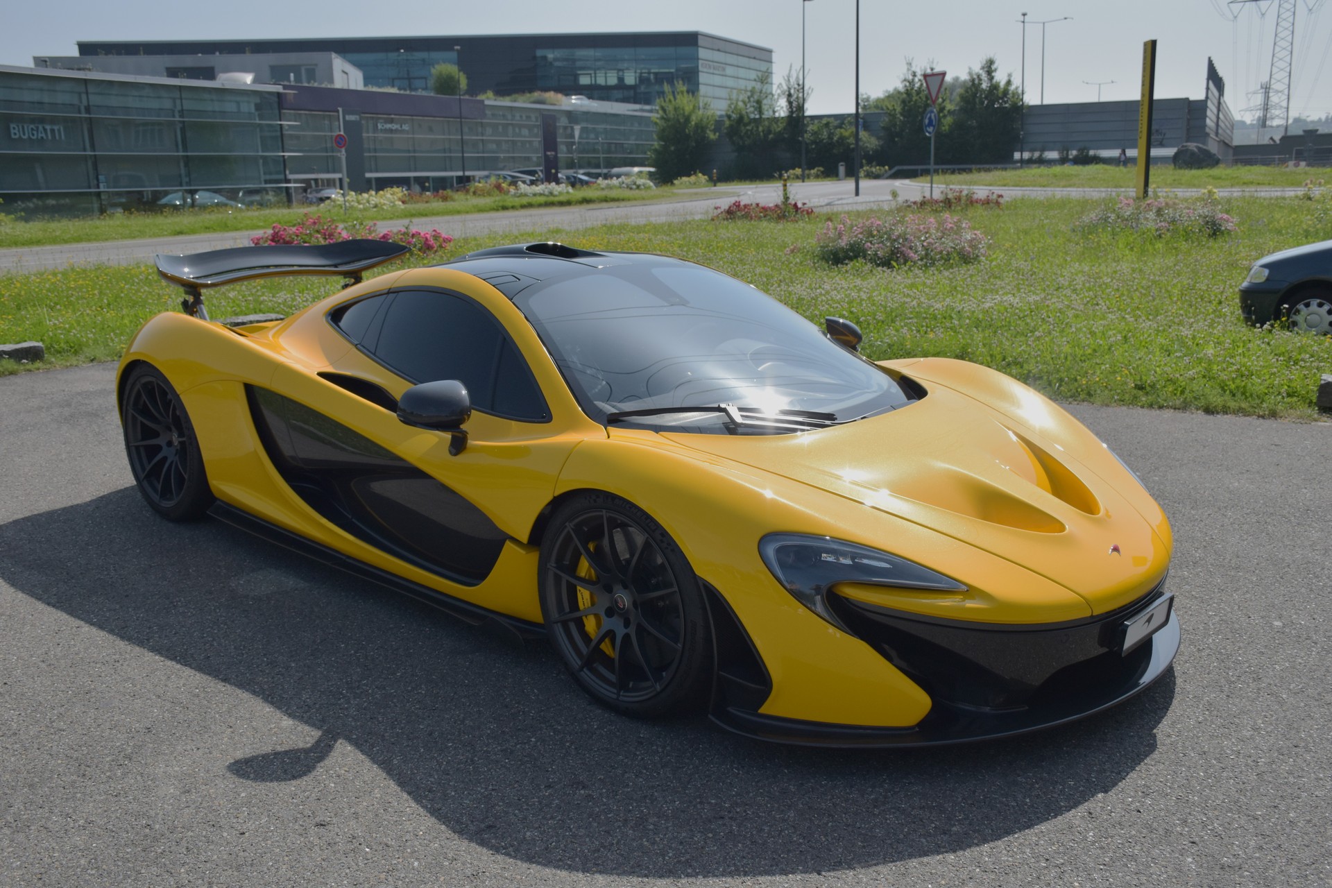 McLAREN P1™-showroom-element-1
