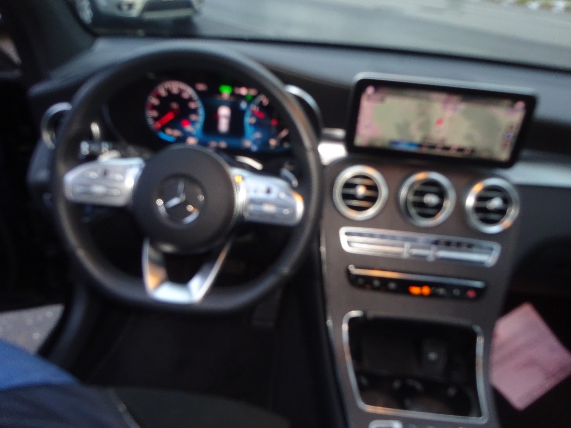 MERCEDES-BENZ GLC 300 de AMG Line 4Matic 9G-Tronic-image-12