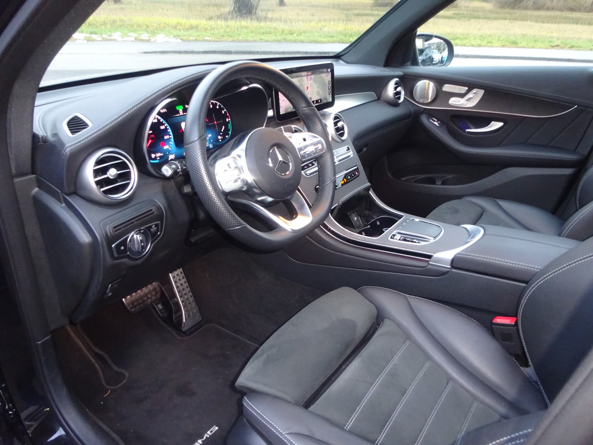 MERCEDES-BENZ GLC 300 de AMG Line 4Matic 9G-Tronic-image-11