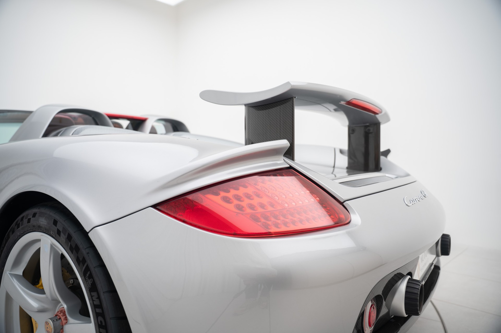 PORSCHE Carrera GT-image-18