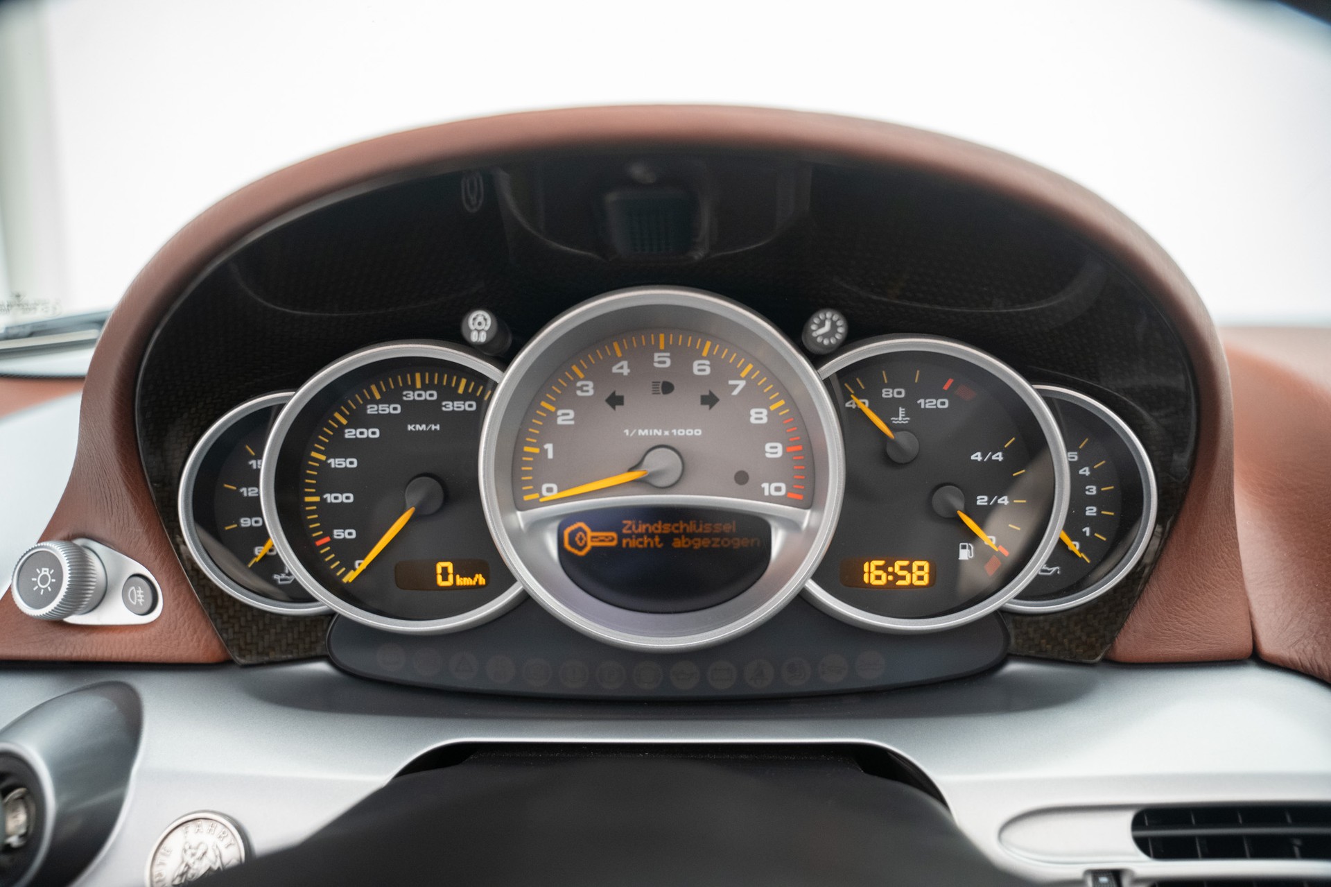 PORSCHE Carrera GT-image-15