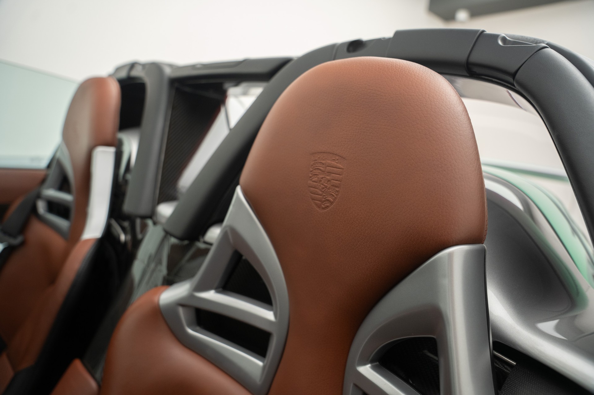PORSCHE Carrera GT-image-11