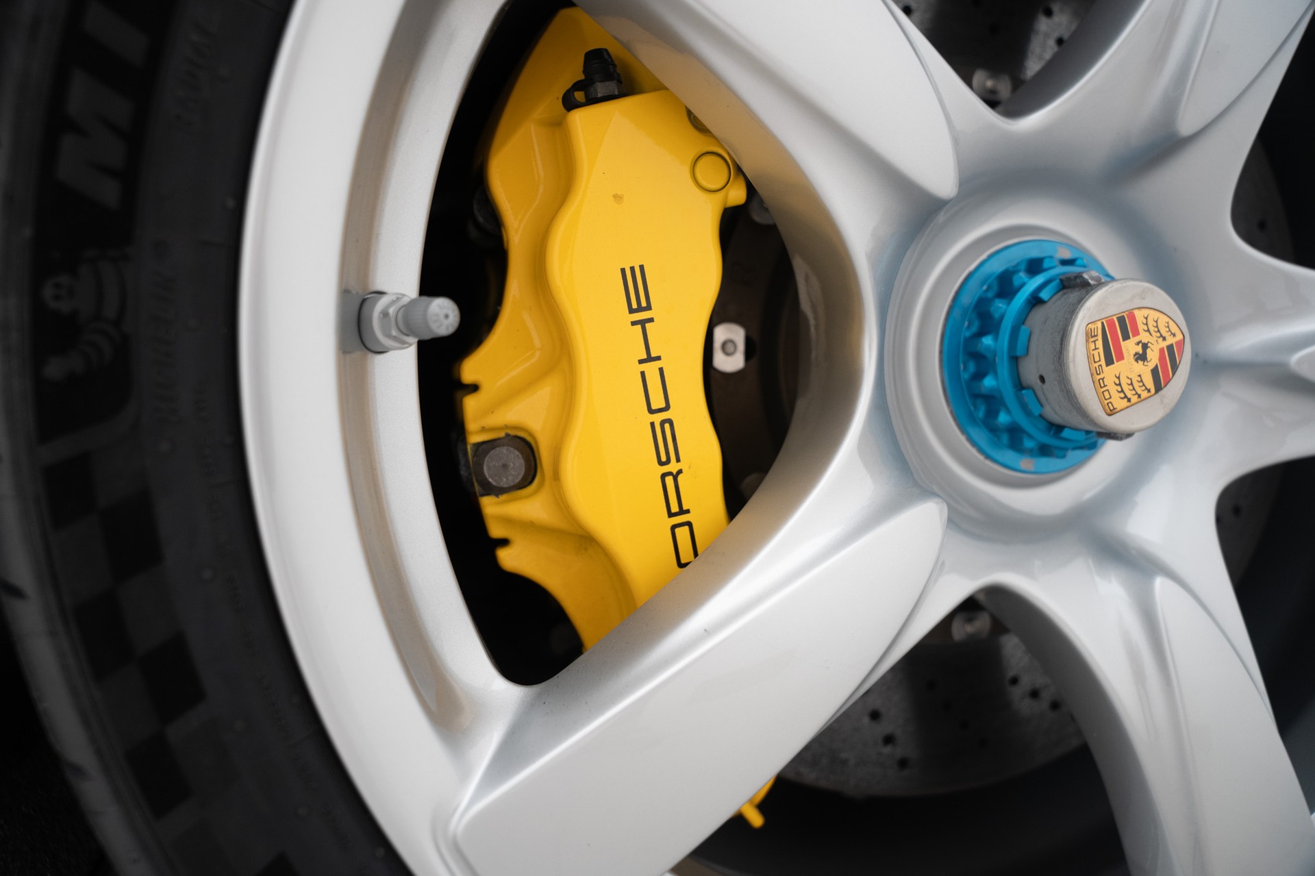 PORSCHE Carrera GT-image-19