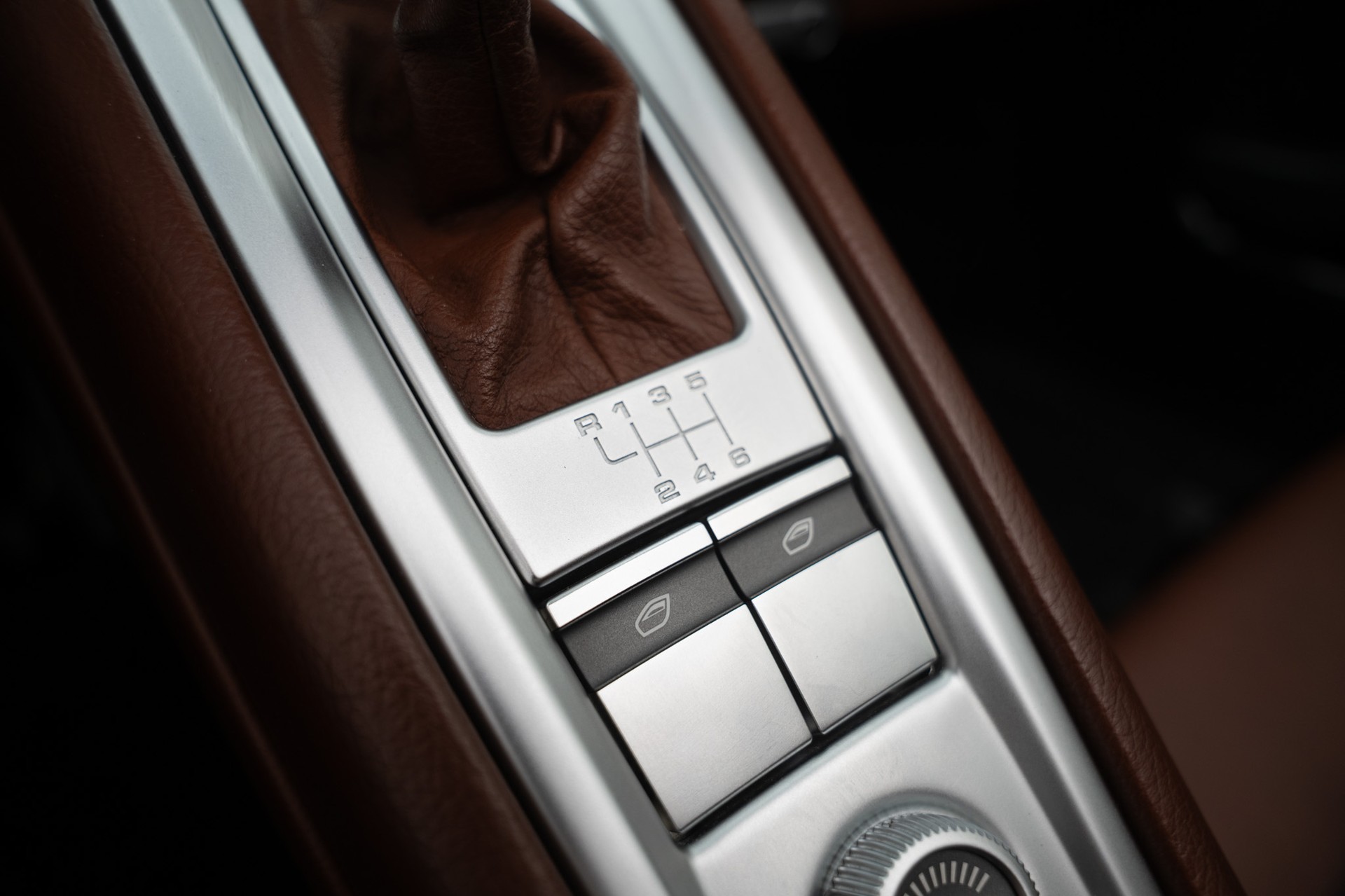 PORSCHE Carrera GT-image-14