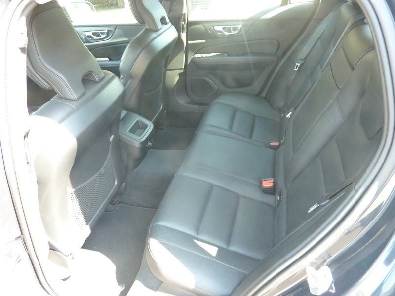 VOLVO V60 D4 Momentum Geartronic-image-10