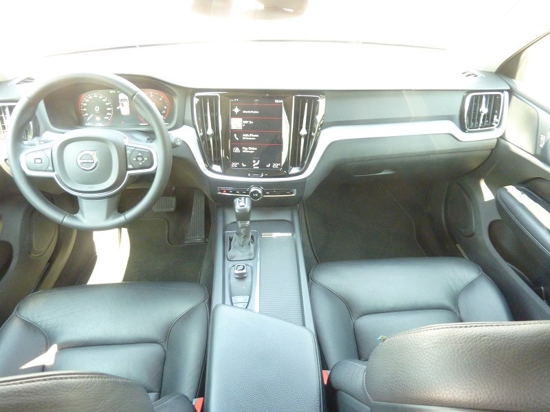 VOLVO V60 D4 Momentum Geartronic-image-11